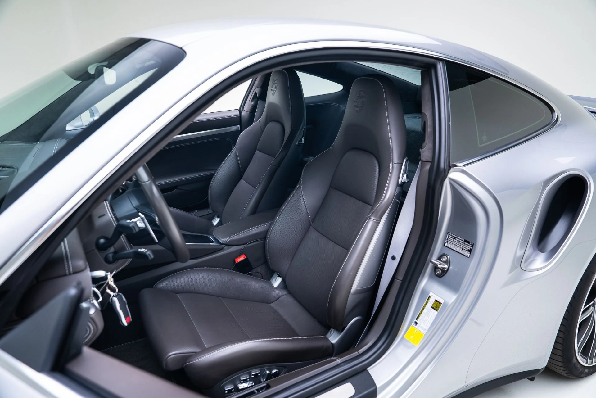 mph028_3362512918_Used_2018_Porsche_911_Turbo_1765307335_184e374188