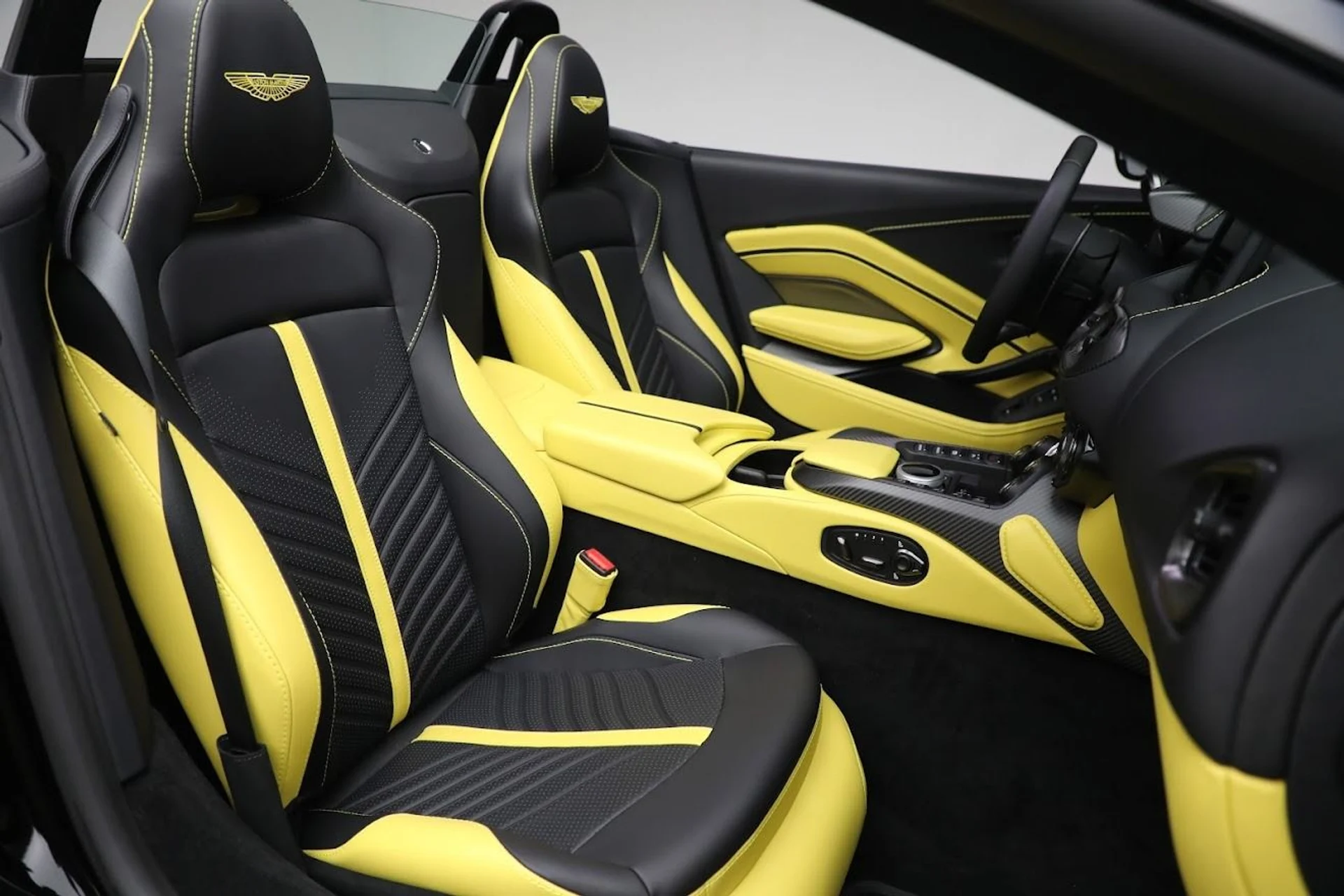mph028_3370491440_Used_2023_Aston_Martin_Vantage_V12_1687444726_2f0b57b59d