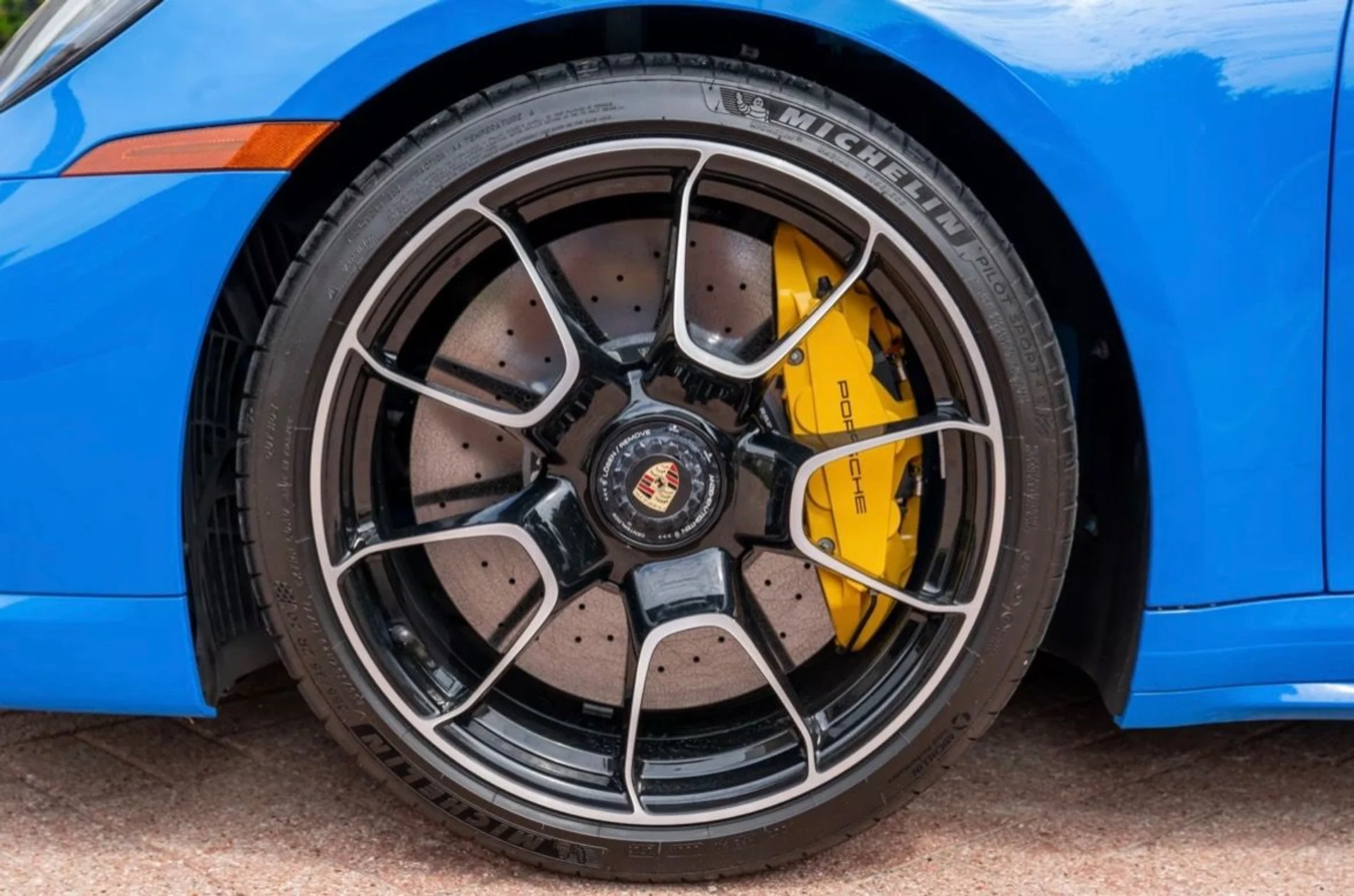 mph028_3377902025_Used_2022_Porsche_911_Turbo_S_1756321882_65641e57a4