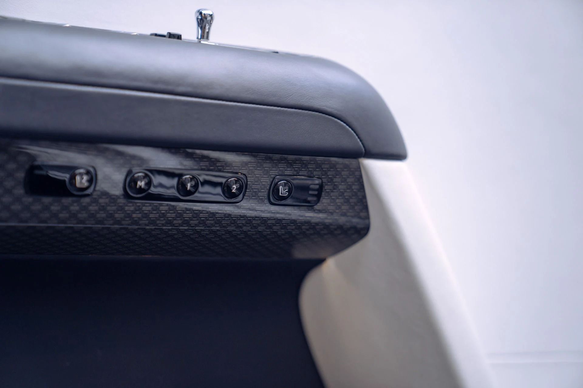 mph028_3389006299_Used_2022_Rolls_Royce_Black_Badge_Ghost_Rear_Theater_and_Trays_Full_Carbon_Interior_Package_1790797785_72056963cc