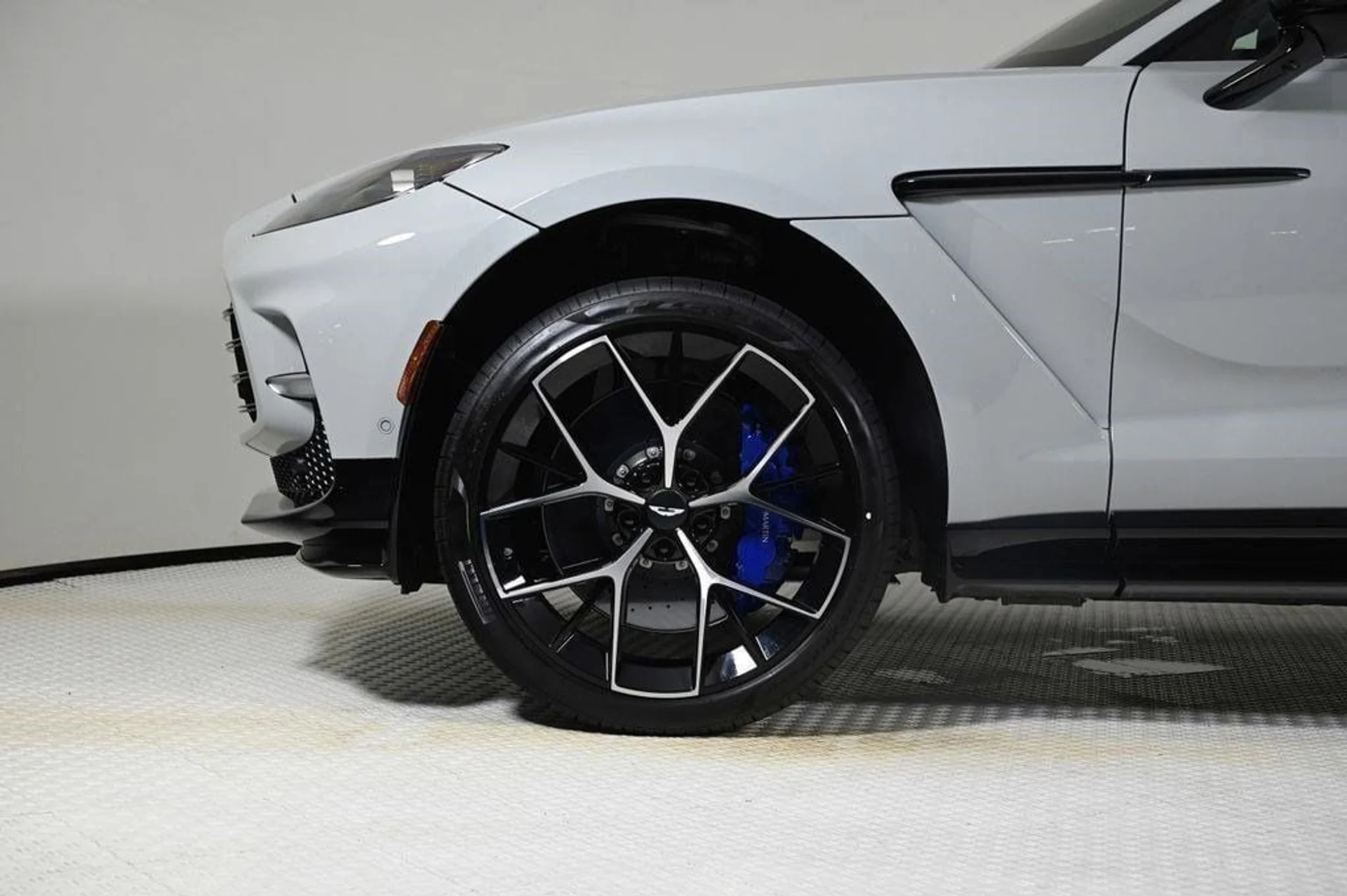 mph028_3392028628_new_2025_aston_martin_dbx_707awd_11350_22854859_28_1024_1b3904383a