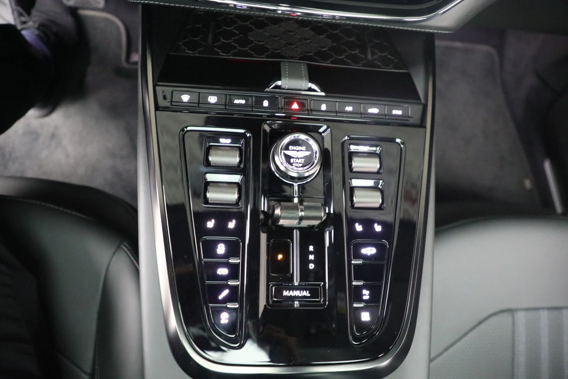 mph028_3422088056_New_2025_Aston_Martin_DBX_707_1762018439_51126694b3