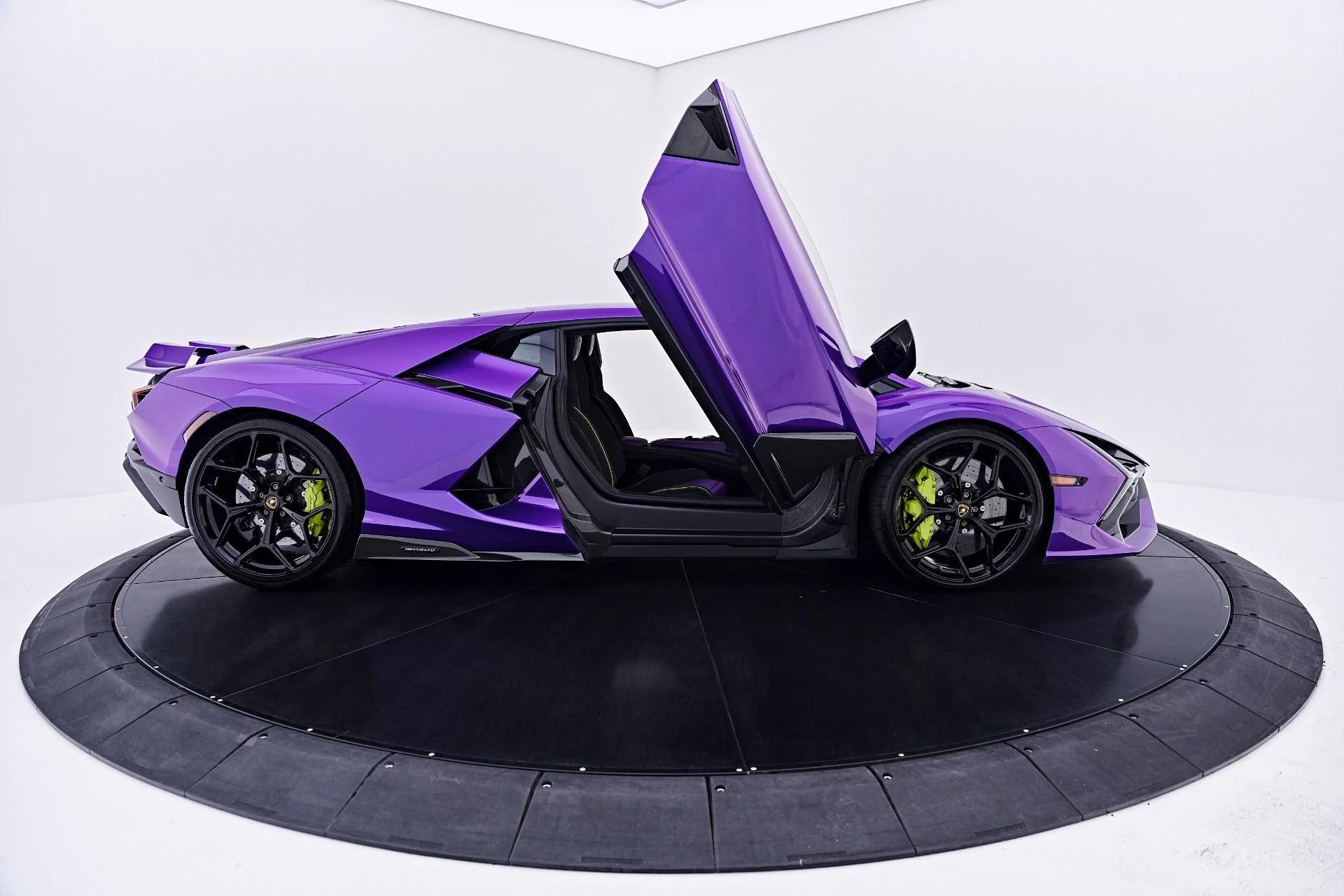mph028_345270270_Used_2025_Lamborghini_Revuelto_Base_1784242625_c6f63bbf01