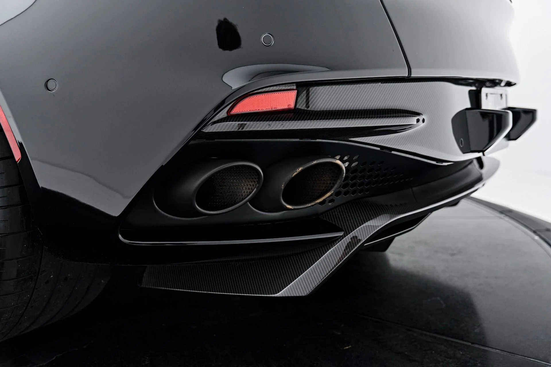 mph028_3471377410_Used_2019_Aston_Martin_DBS_Superleggera_1791337448_cf30130ca7