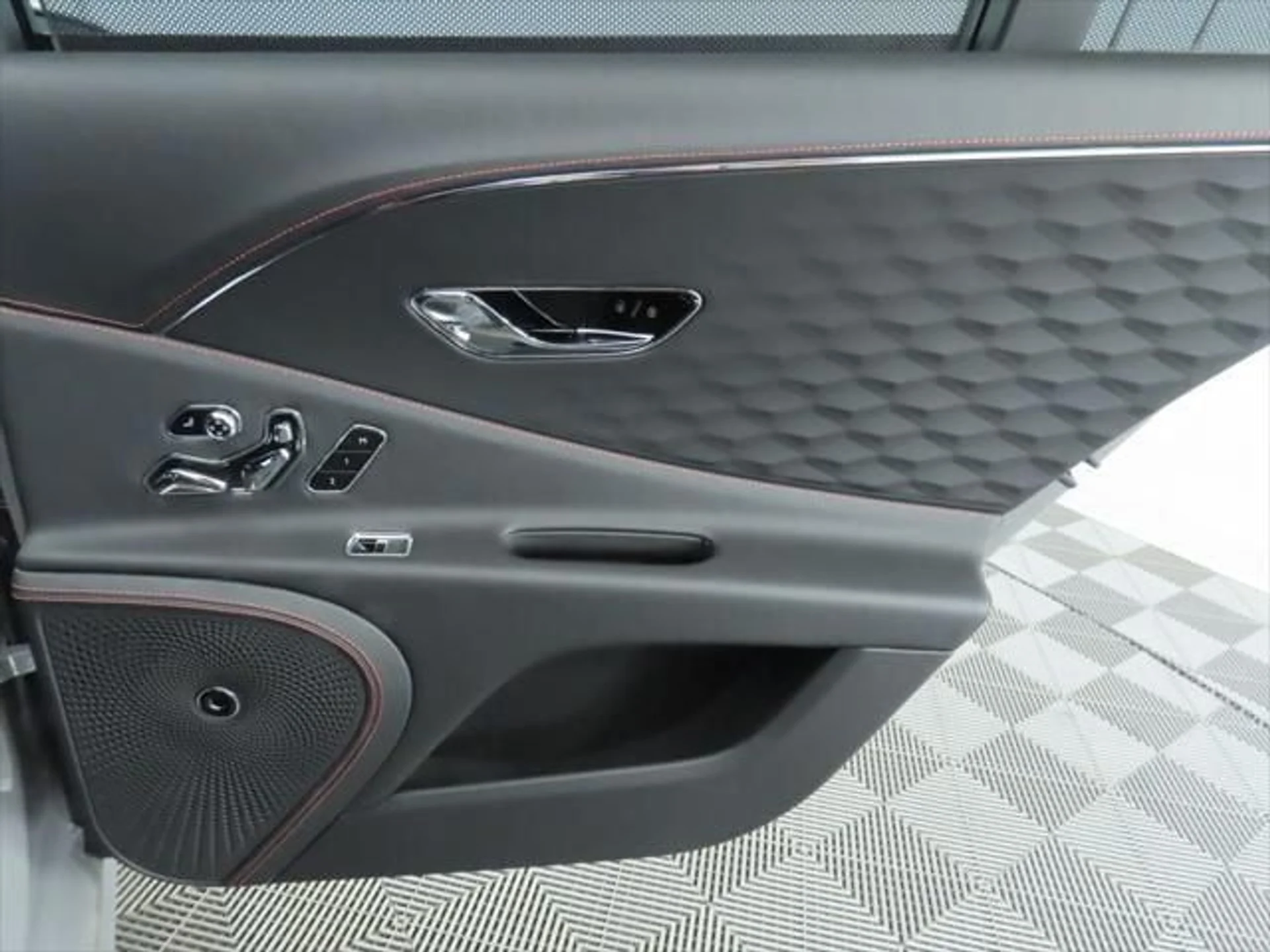 mph028_3494719661_used_2025_bentley_flying_spur_speedsedan_8119_23010075_29_640_65b66ae4e7