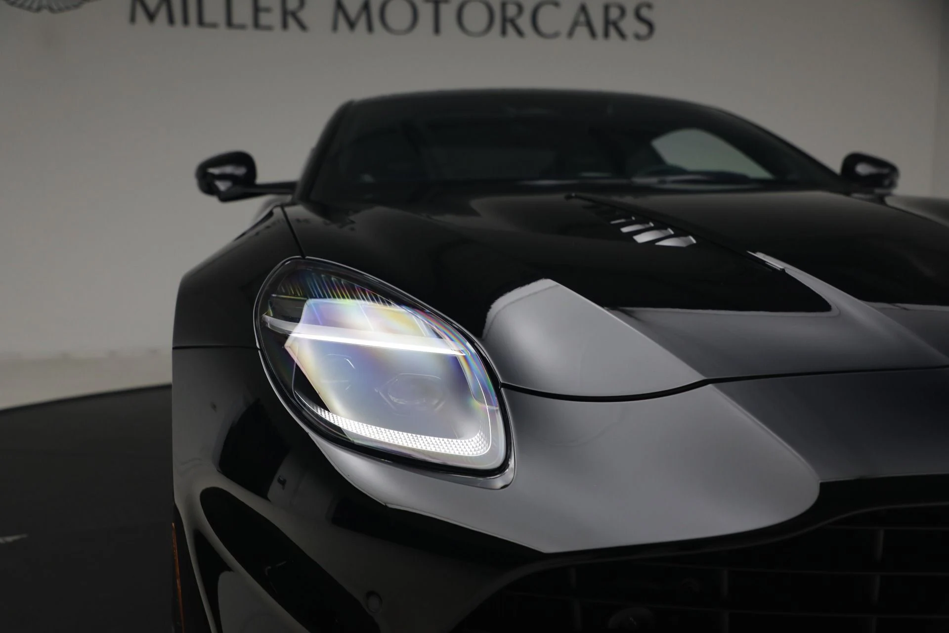 mph028_3503138900_Used_2025_Aston_Martin_Vanquish_1789418284_08969393b8