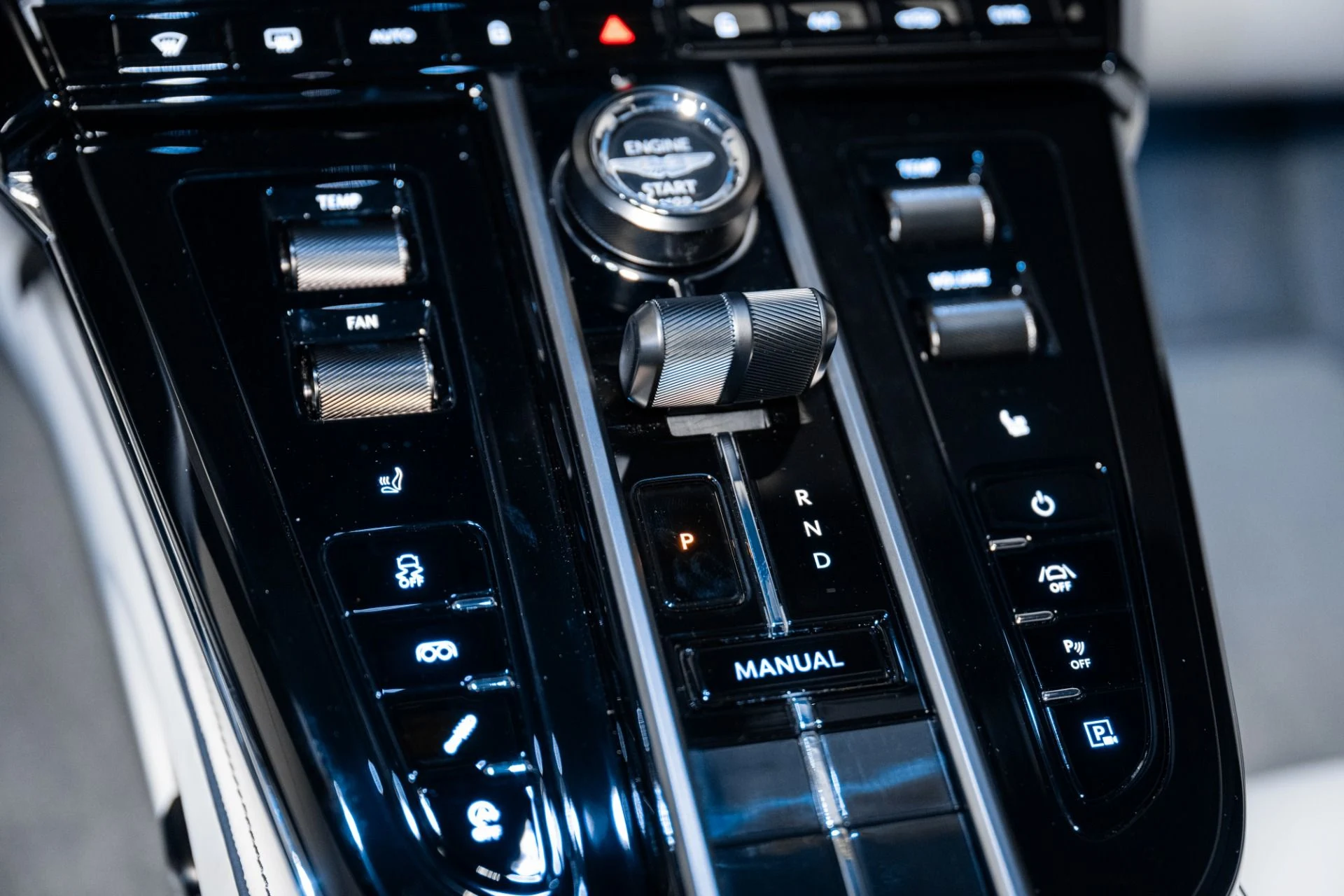 mph028_3543481898_Used_2025_Aston_Martin_Vantage_Coupe_1741617065_f6ef722533