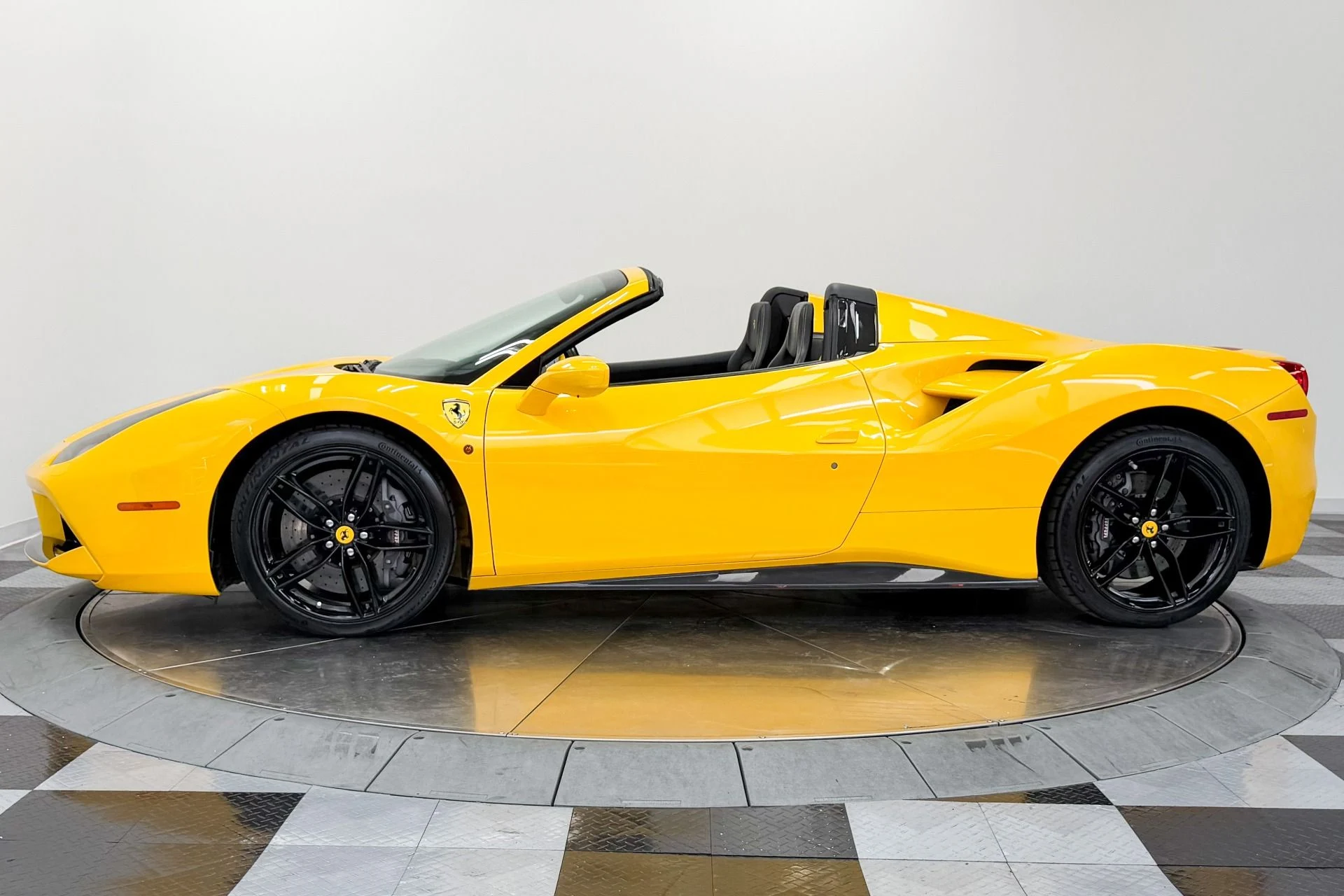 mph028_3546474739_Used_2017_Ferrari_488_Spider_Carbon_Fiber_Racing_Seats_Extensive_Carbon_Fiber_1782927532_be931e6010