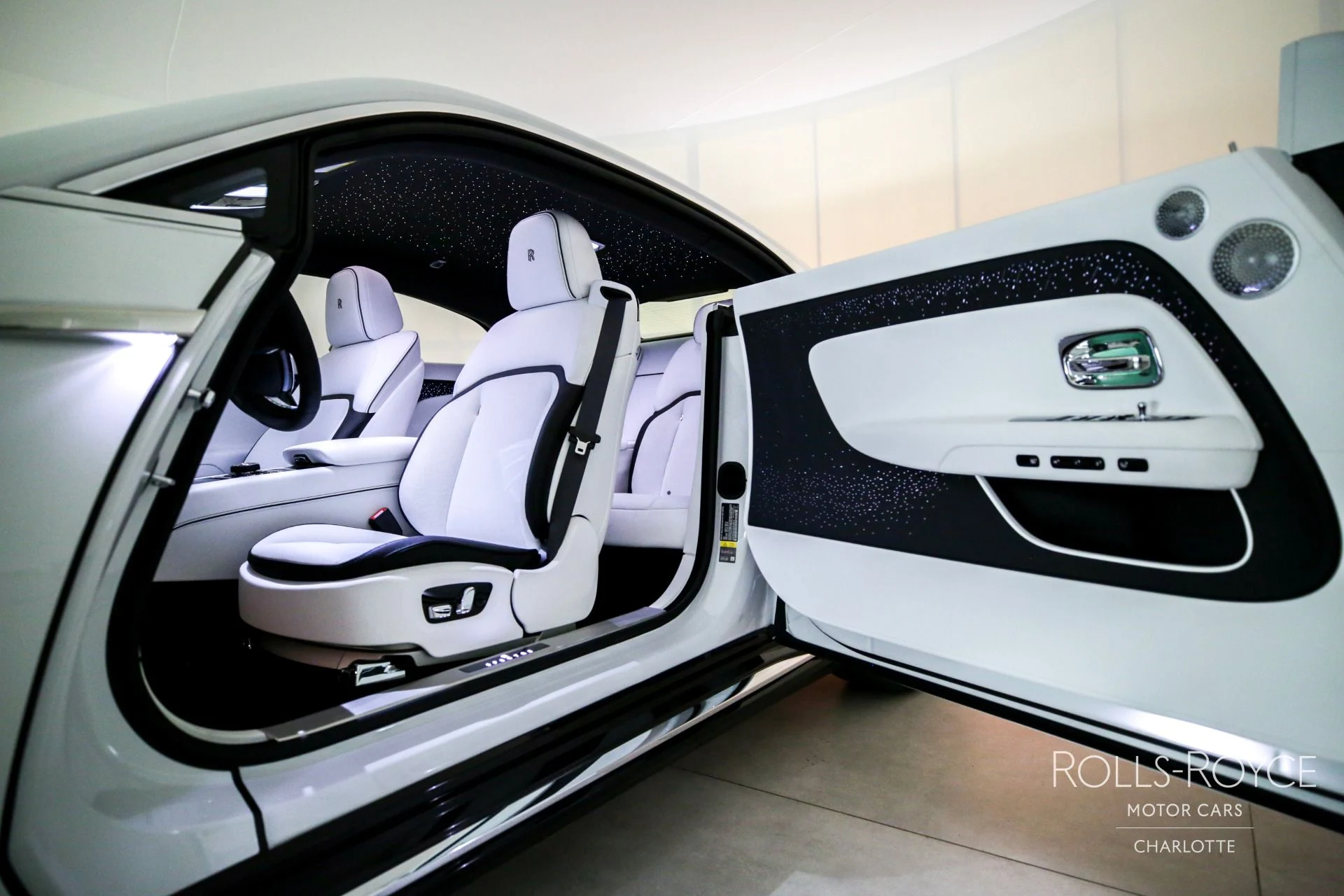 mph028_3550987819_Used_2024_Rolls_Royce_Spectre_1712872063_75c44199ed