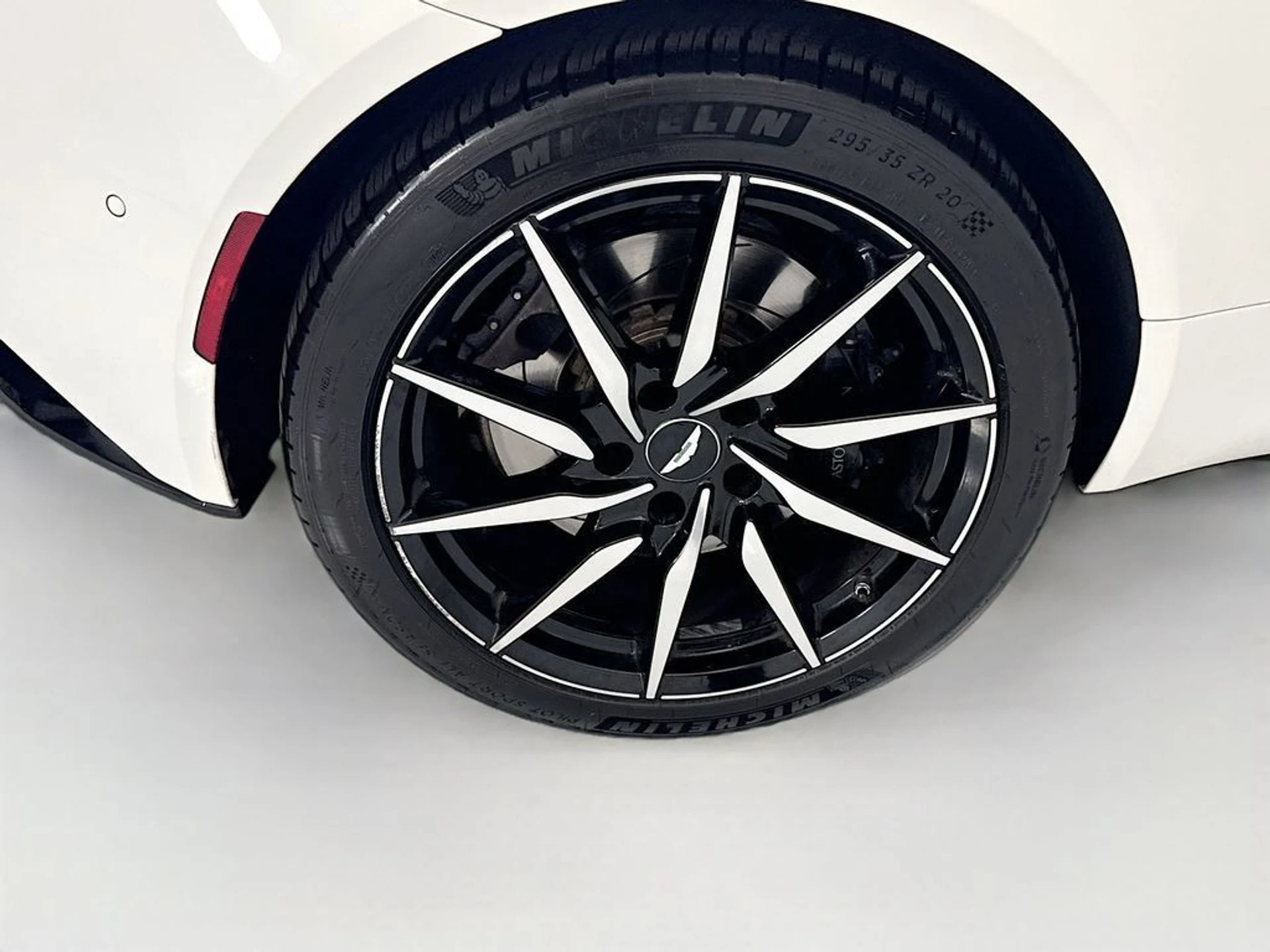 mph028_3582325662_used_2018_aston_martin_db11_v12coupe_8119_23031858_29_1024_f0d1b73f38