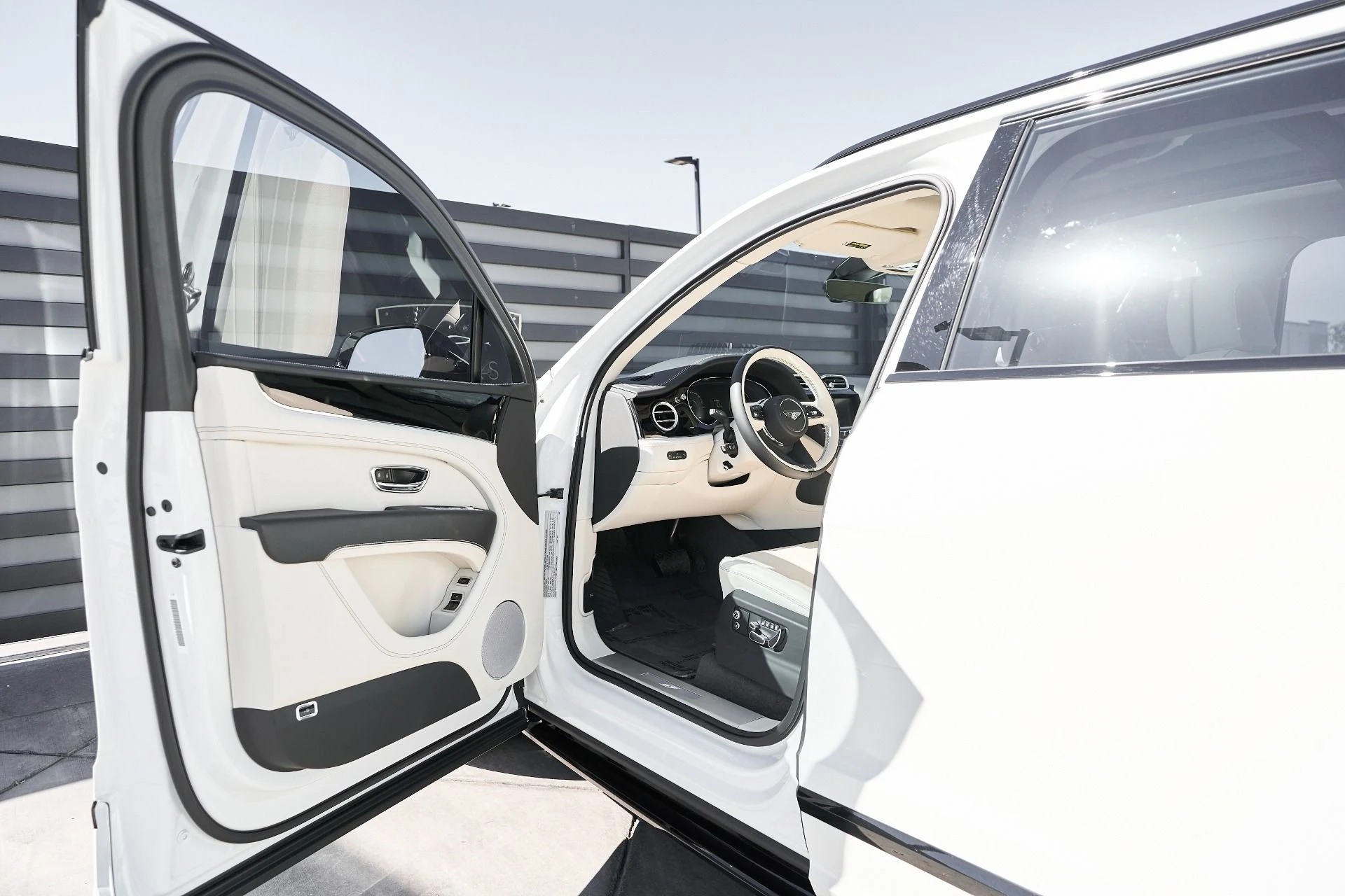 mph028_3598059456_Used_2024_Bentley_Bentayga_Hybrid_S_1759985924_eea1190a59