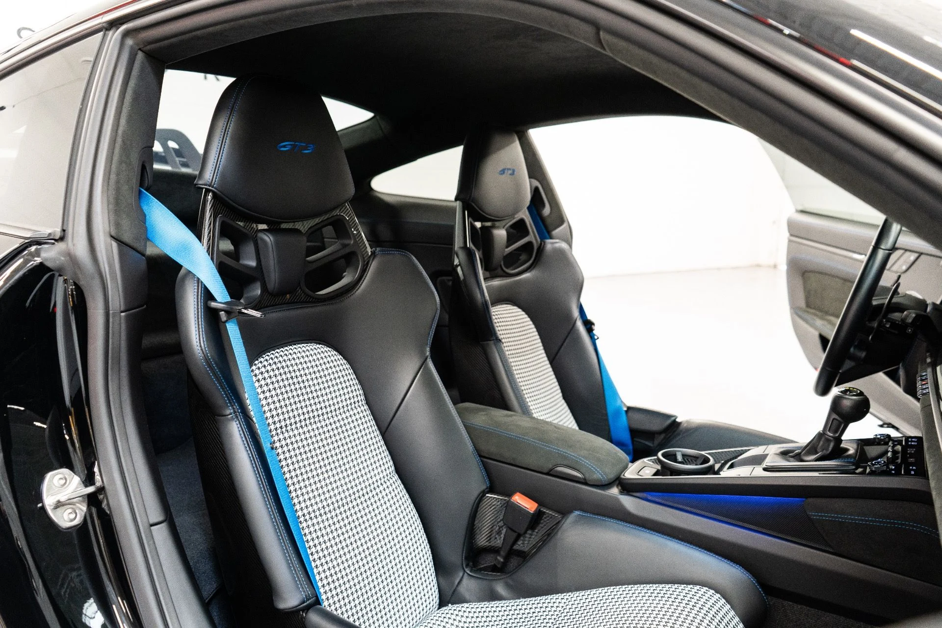 mph028_3599600806_Used_2022_Porsche_911_GT_3_1766000922_efb776a645