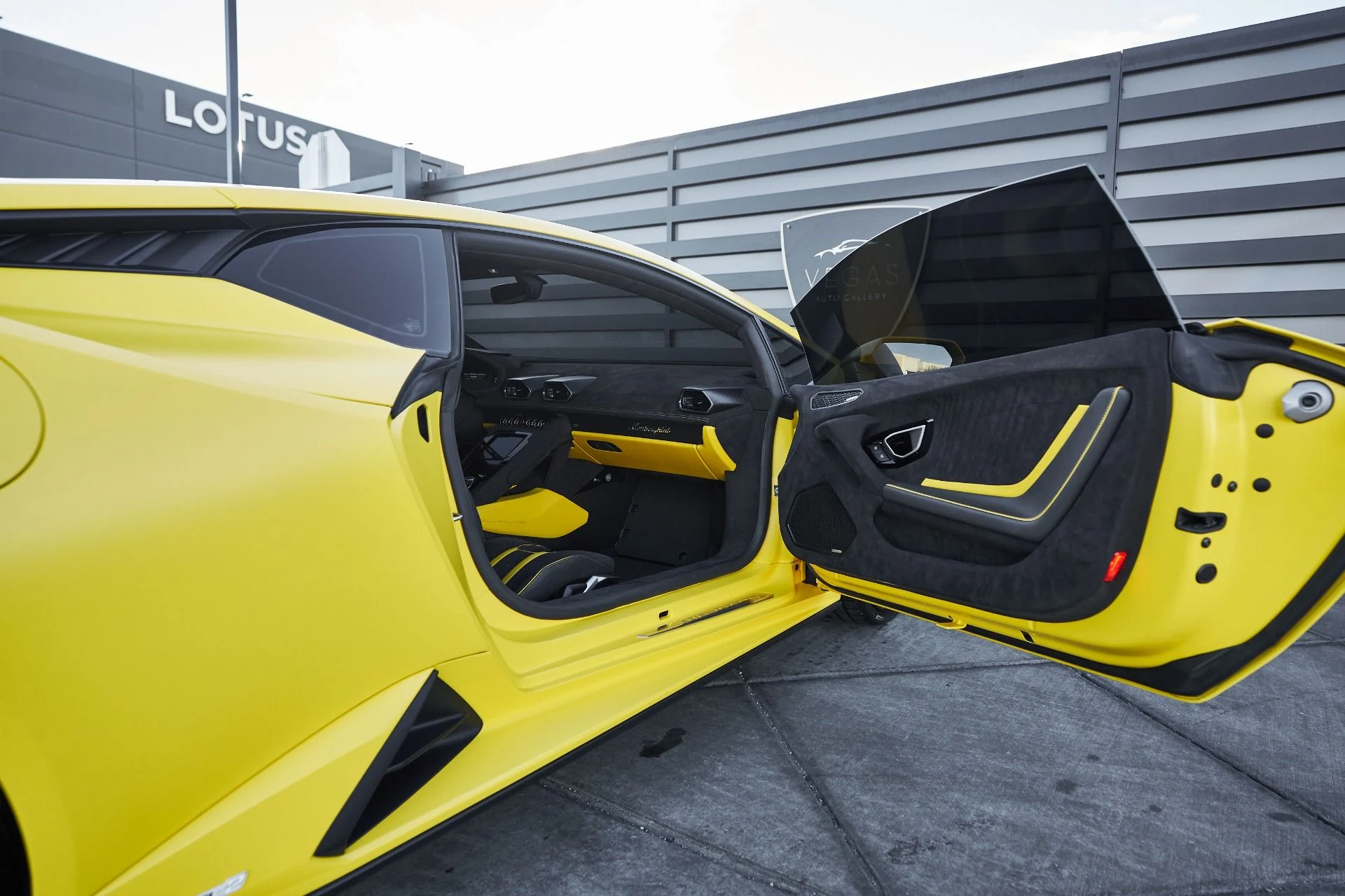 mph028_361538429_Used_2023_Lamborghini_Huracan_Tecnica_Base_1765333504_4ee3d4bc51