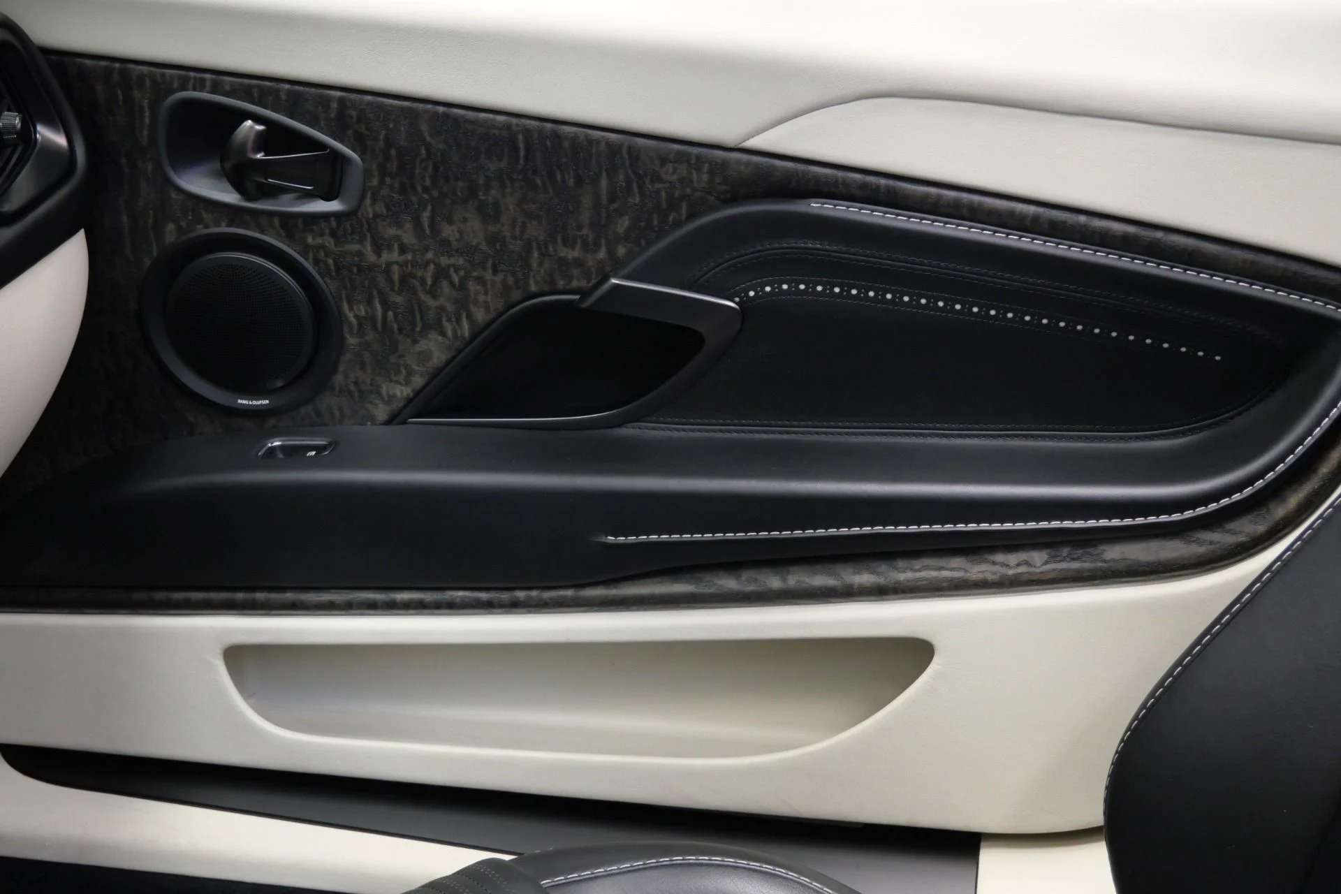 mph028_3634172762_Used_2021_Aston_Martin_DB_11_Volante_1760108226_ab622bc382