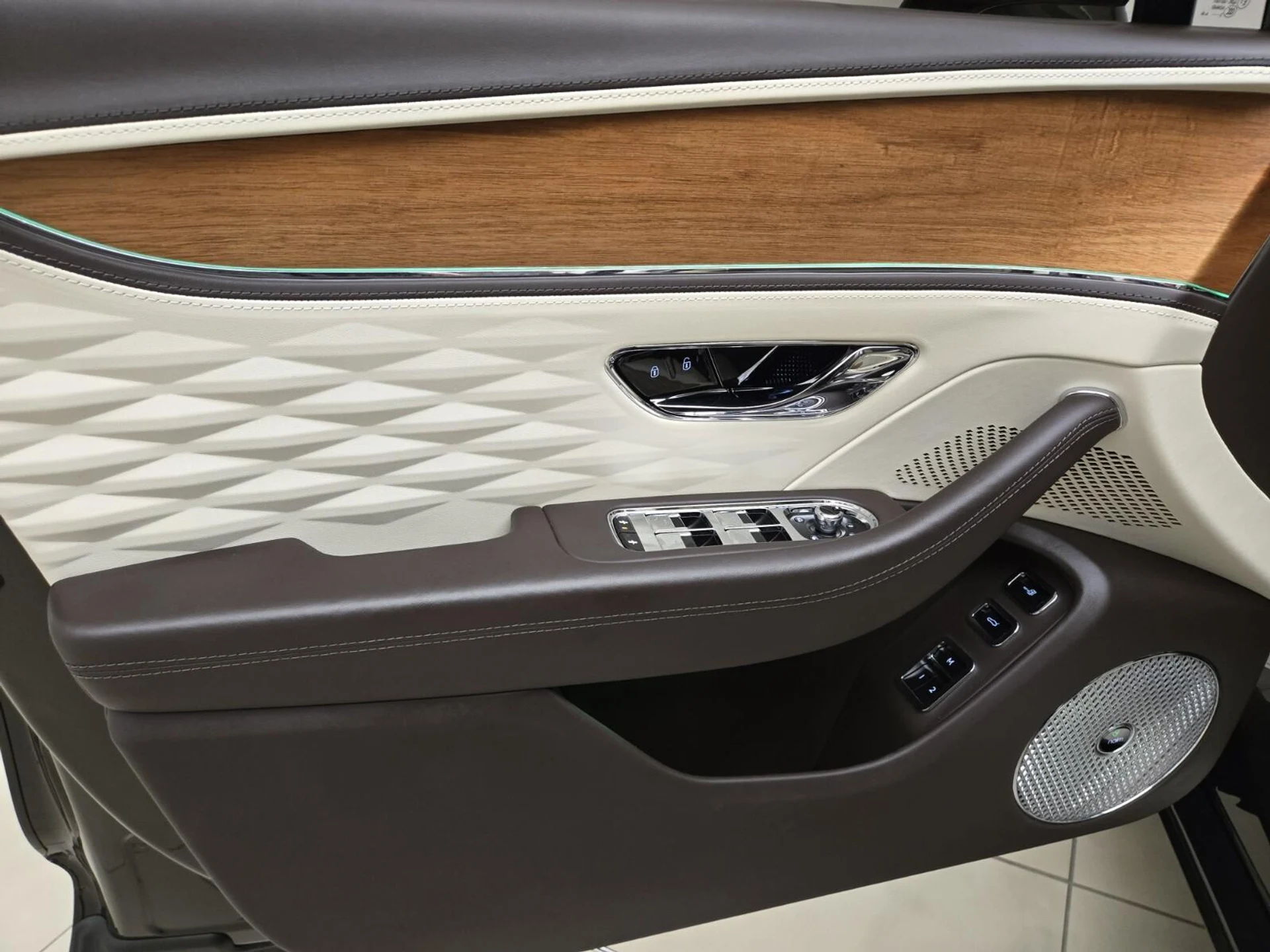 mph028_3644189608_Used_2023_Bentley_Flying_Spur_Hybrid_Odyssean_Edition_1777355030_09d8c778a4