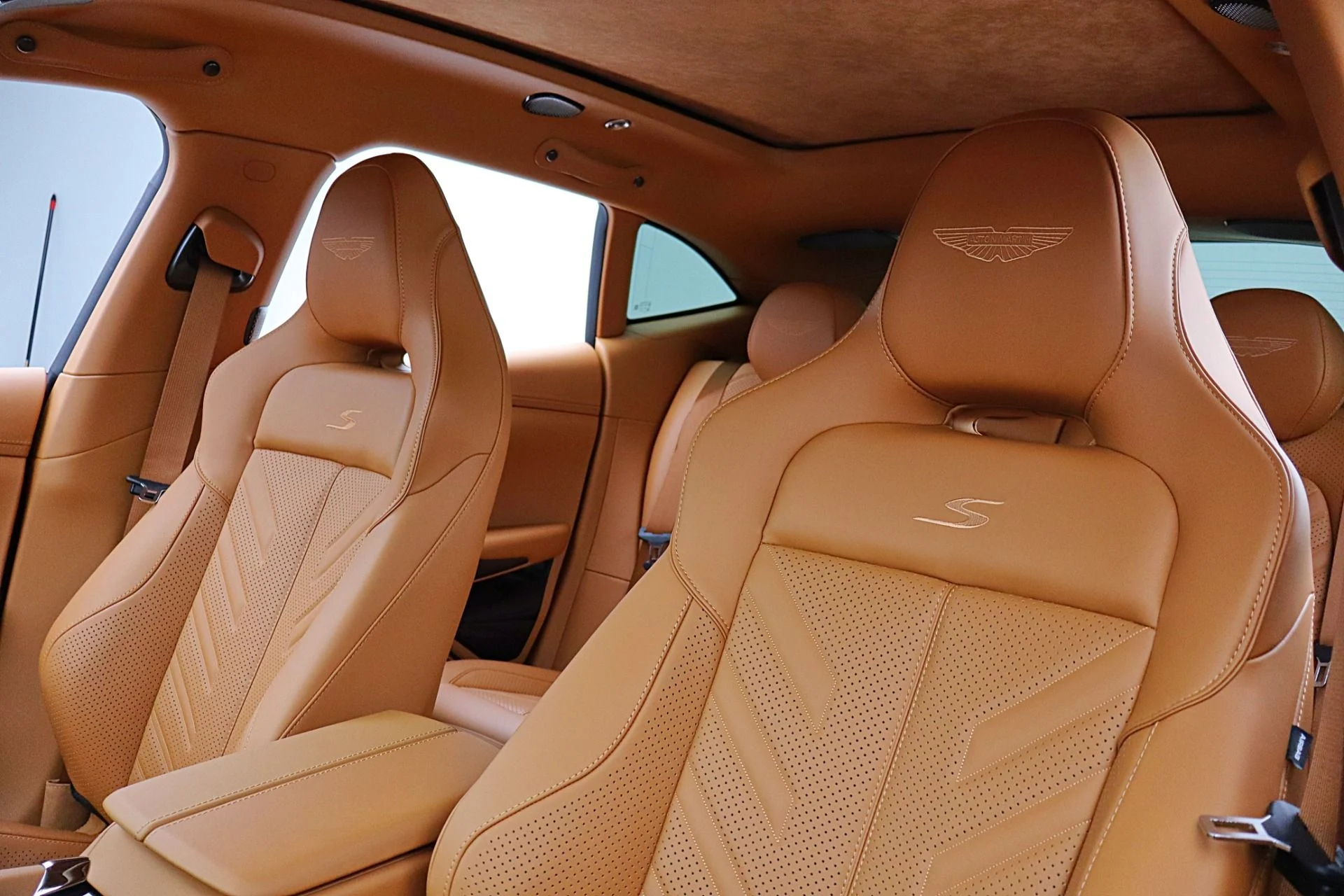 mph028_365321397_New_2026_Aston_Martin_DBX_S_85deb029d9