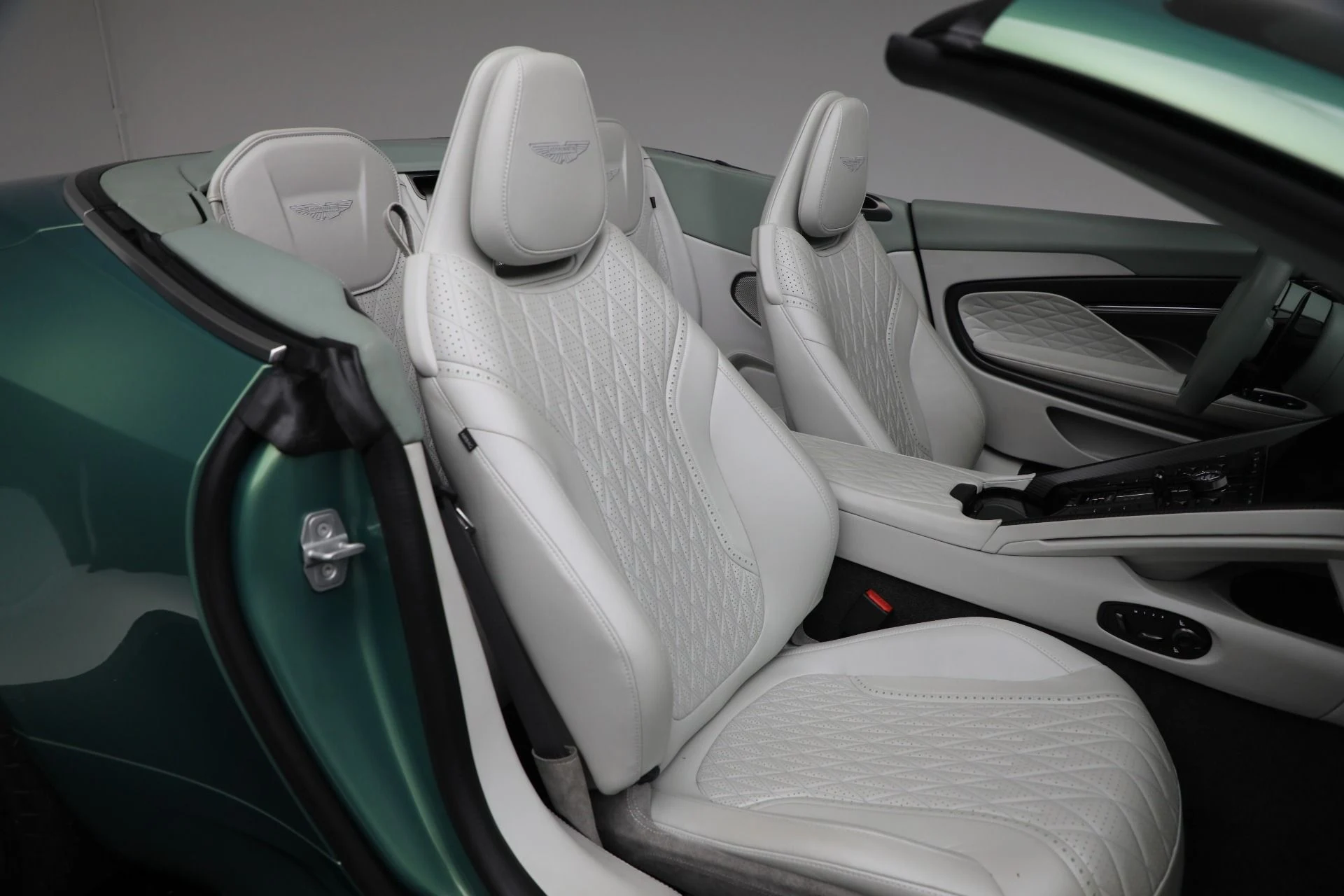 mph028_3659916170_New_2025_Aston_Martin_DB_12_Volante_ddbdf55299