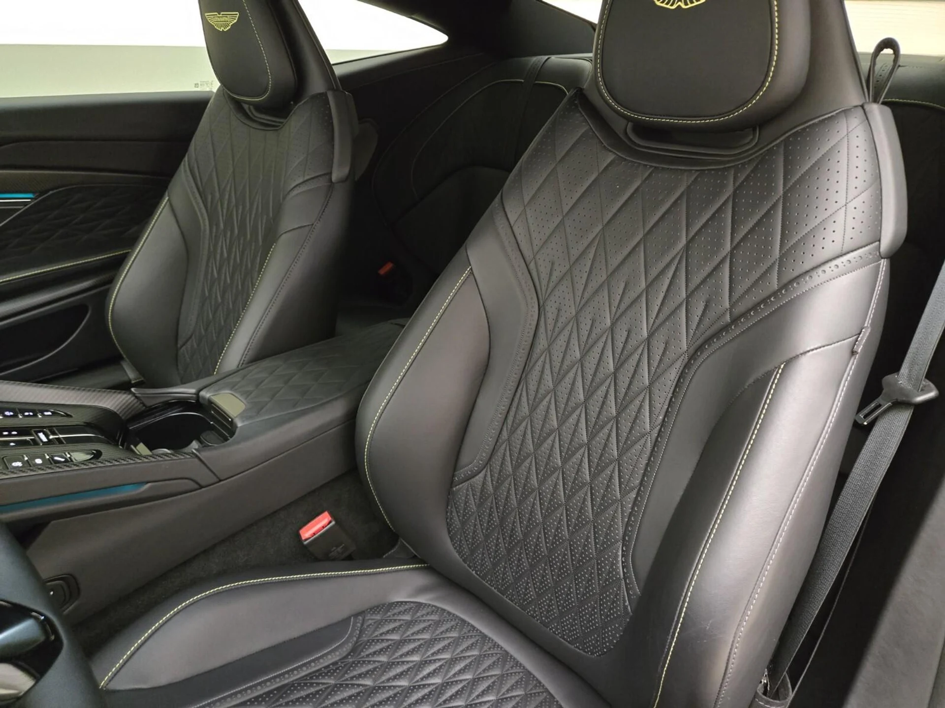 mph028_3659962768_Used_2024_Aston_Martin_DB_12_1771052418_70c9f268e7