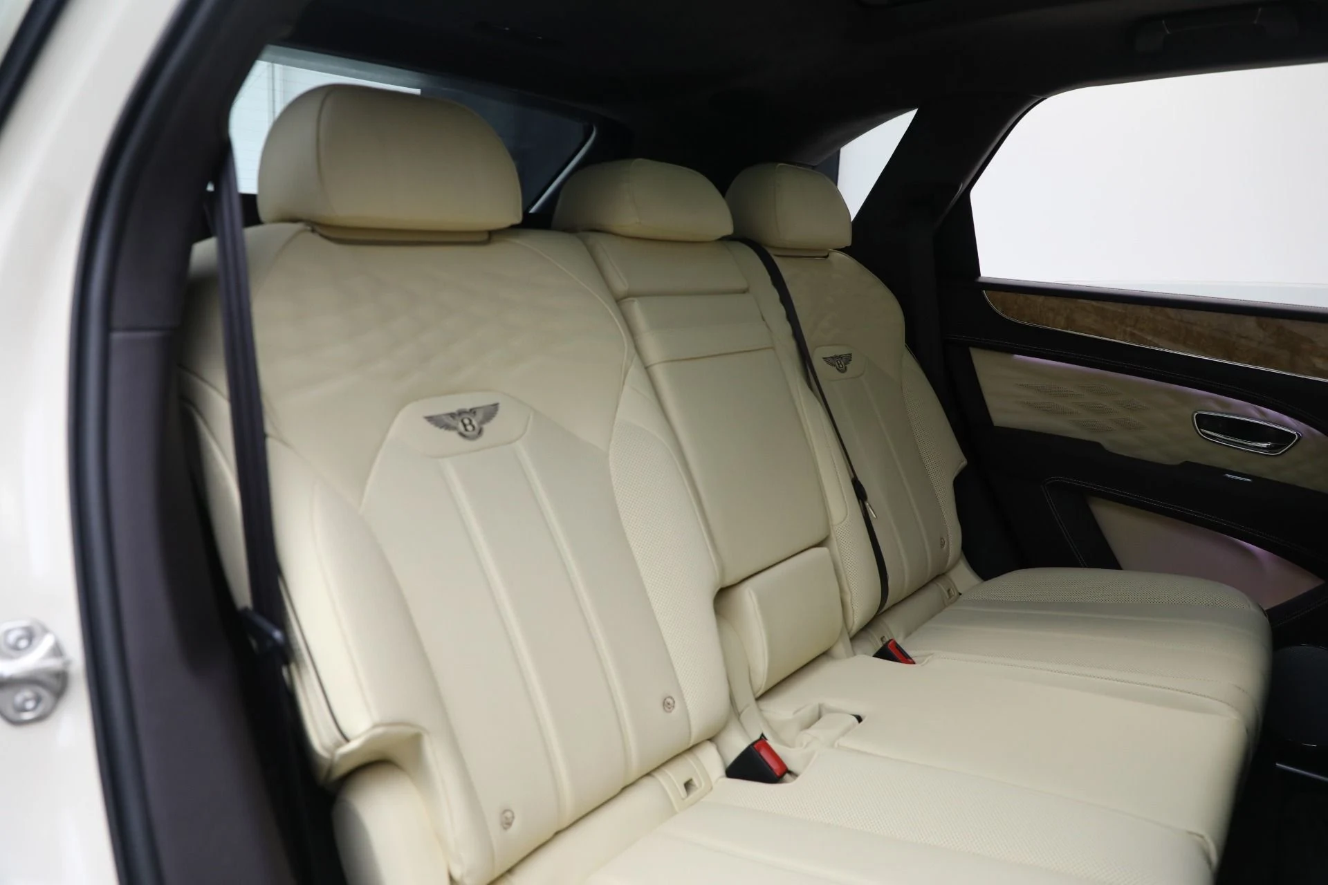 mph028_3660563617_New_2025_Bentley_Bentayga_Azure_V8_1562e75e05