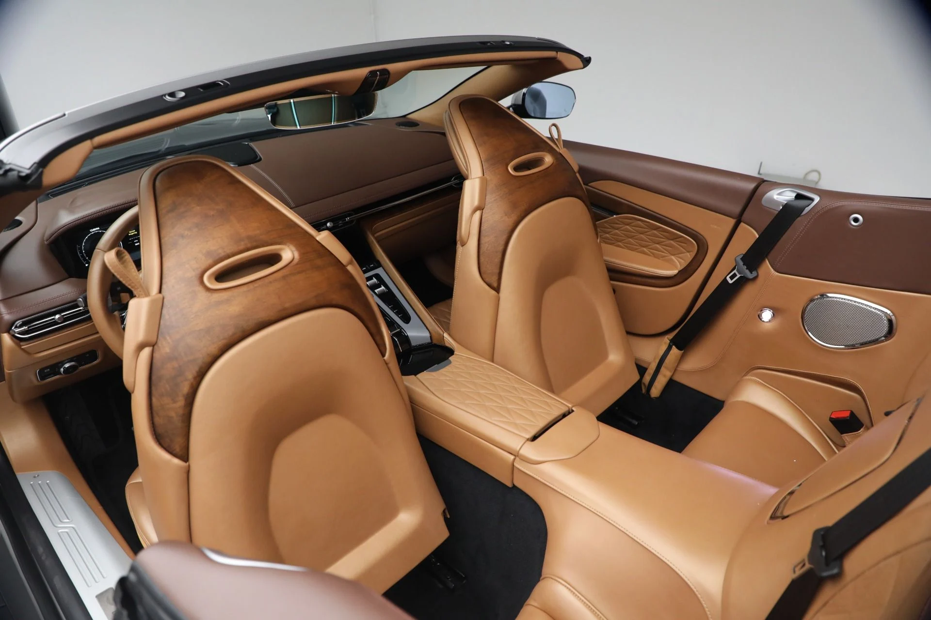 mph028_3668134105_Used_2024_Aston_Martin_DB_12_Volante_1792860706_78ae3cabaf