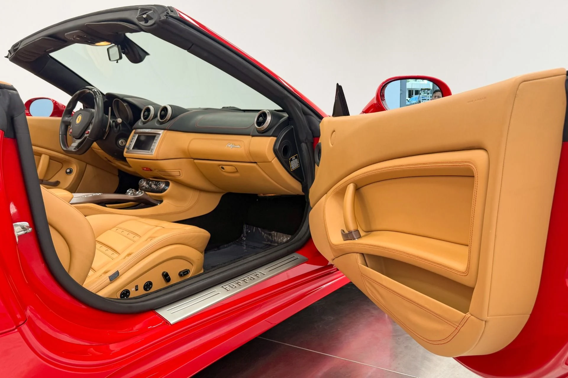mph028_3668653143_Used_2014_Ferrari_California_Daytona_Seats_490_Horsepower_Carbon_Fiber_Steering_Wheel_w_LE_Ds_1783362230_2a02051228