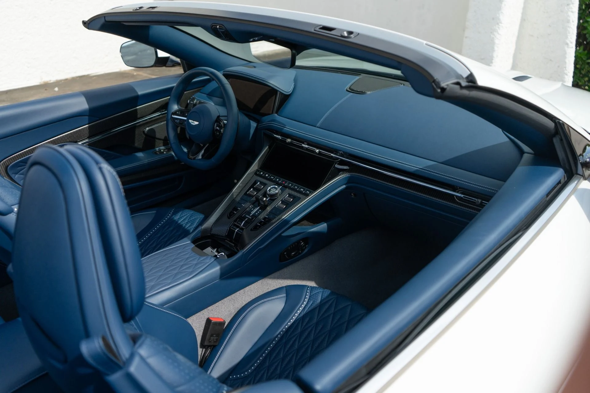 mph028_3683305520_Used_2025_Aston_Martin_DB_12_Volante_1785884214_ba1c02f444