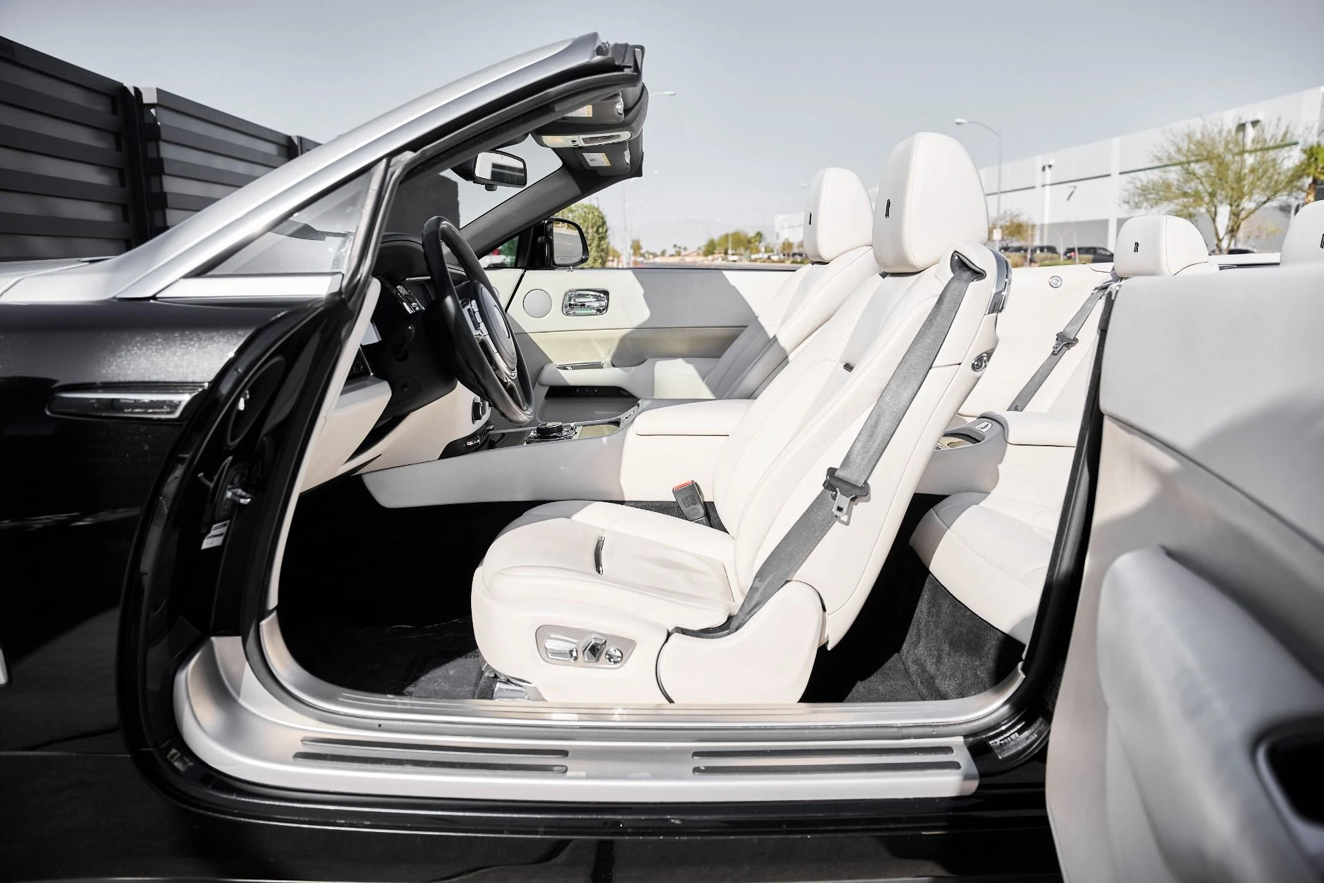 mph028_3695953806_Used_2016_Rolls_Royce_Dawn_Base_1770086711_1c5a9e6e54