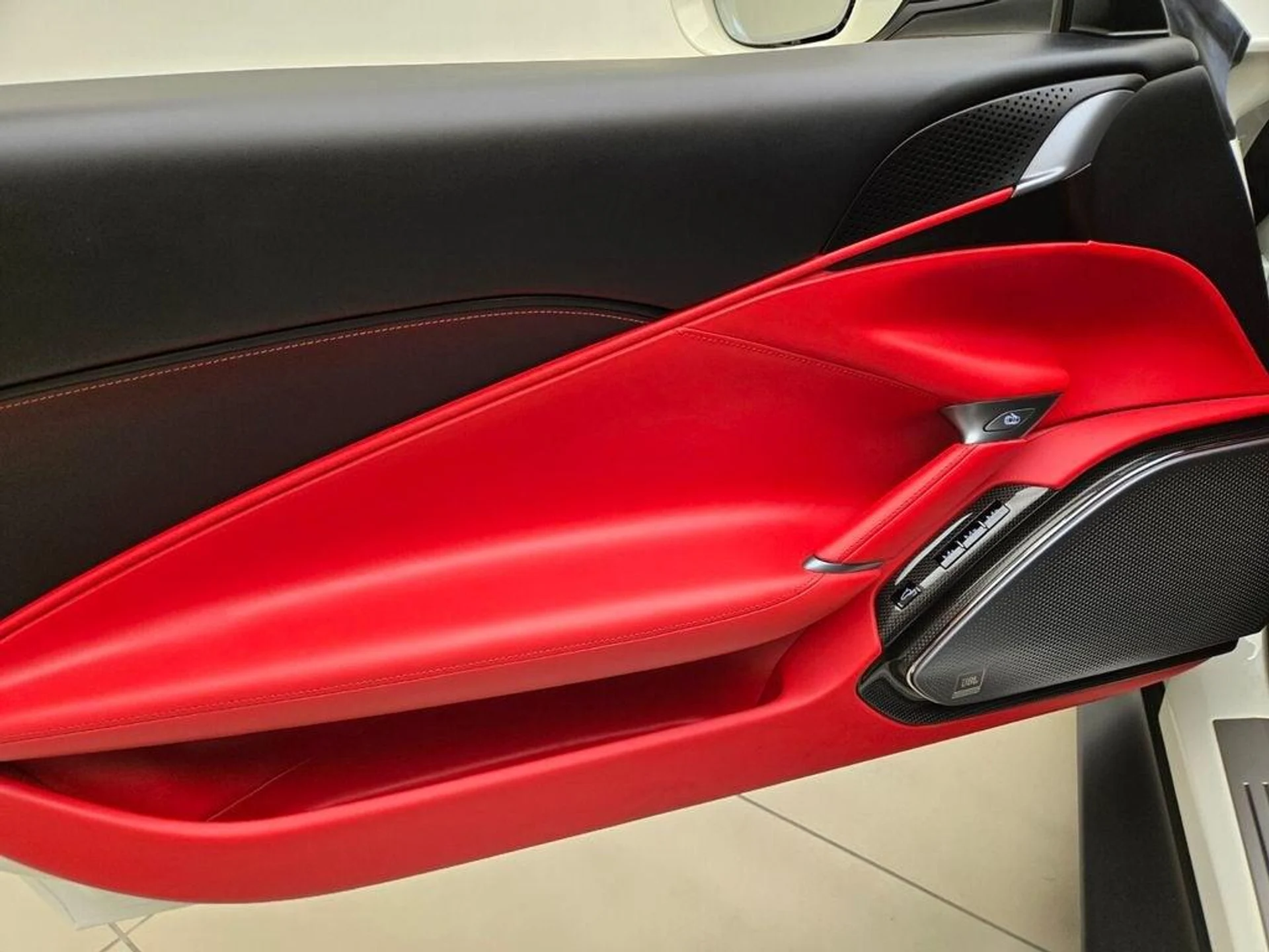 mph028_3696717386_Used_2024_Ferrari_Roma_1775723872_657975399a