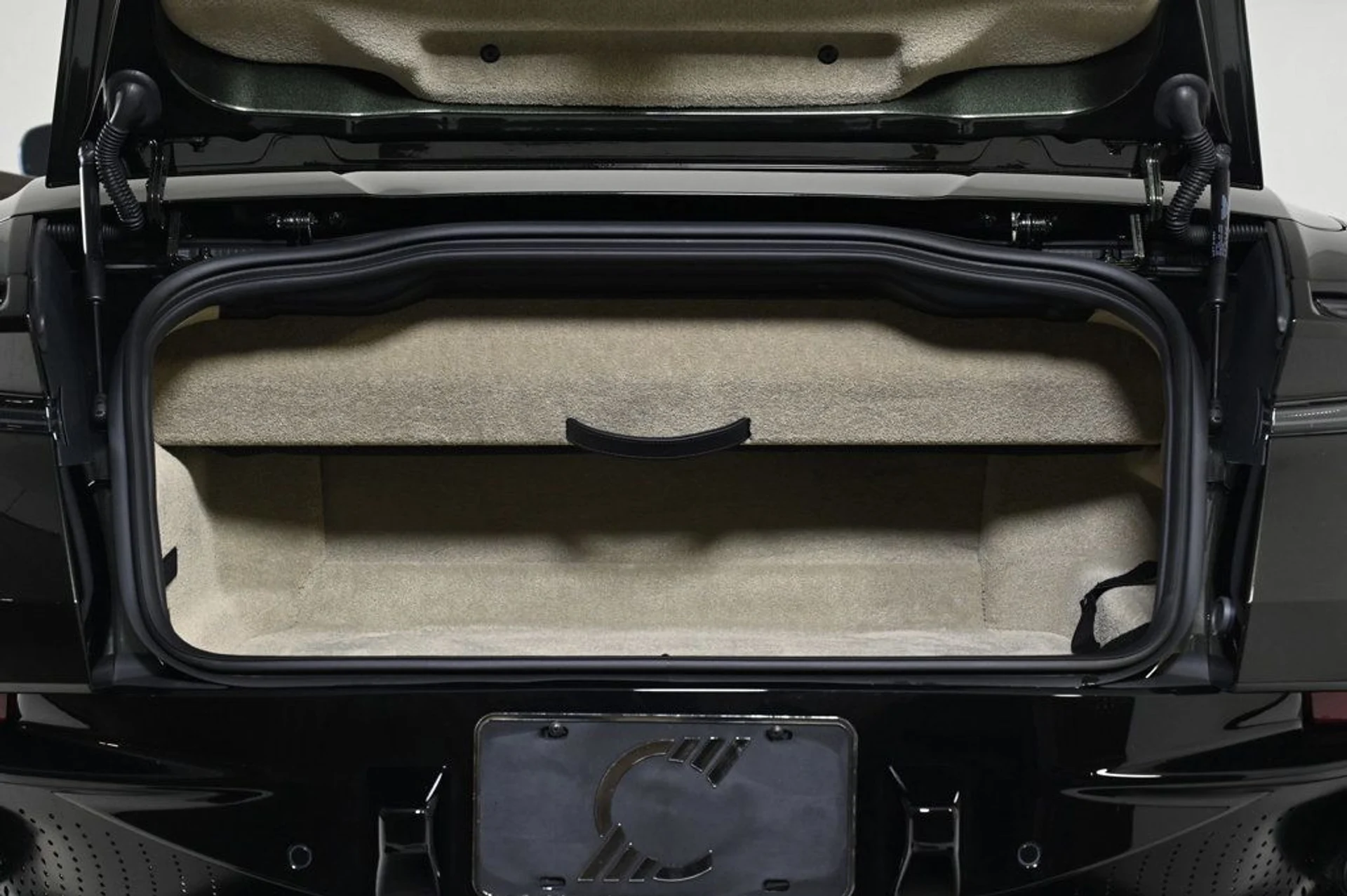 mph028_371819101_new_2026_aston_martin_db12_11350_22928535_28_1024_461985c50c