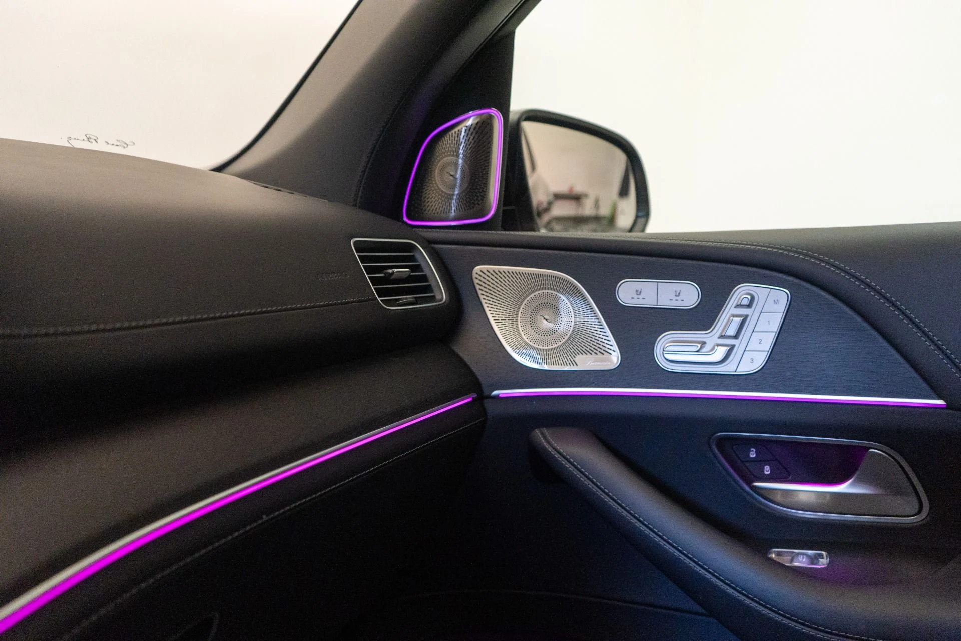 mph028_3729967288_Used_2023_Mercedes_Benz_Maybach_GLS_600_4_MATIC_Factory_Two_Tone_paint_Diamond_Turned_Wheels_Loaded_1757365639_04e8a33ba2