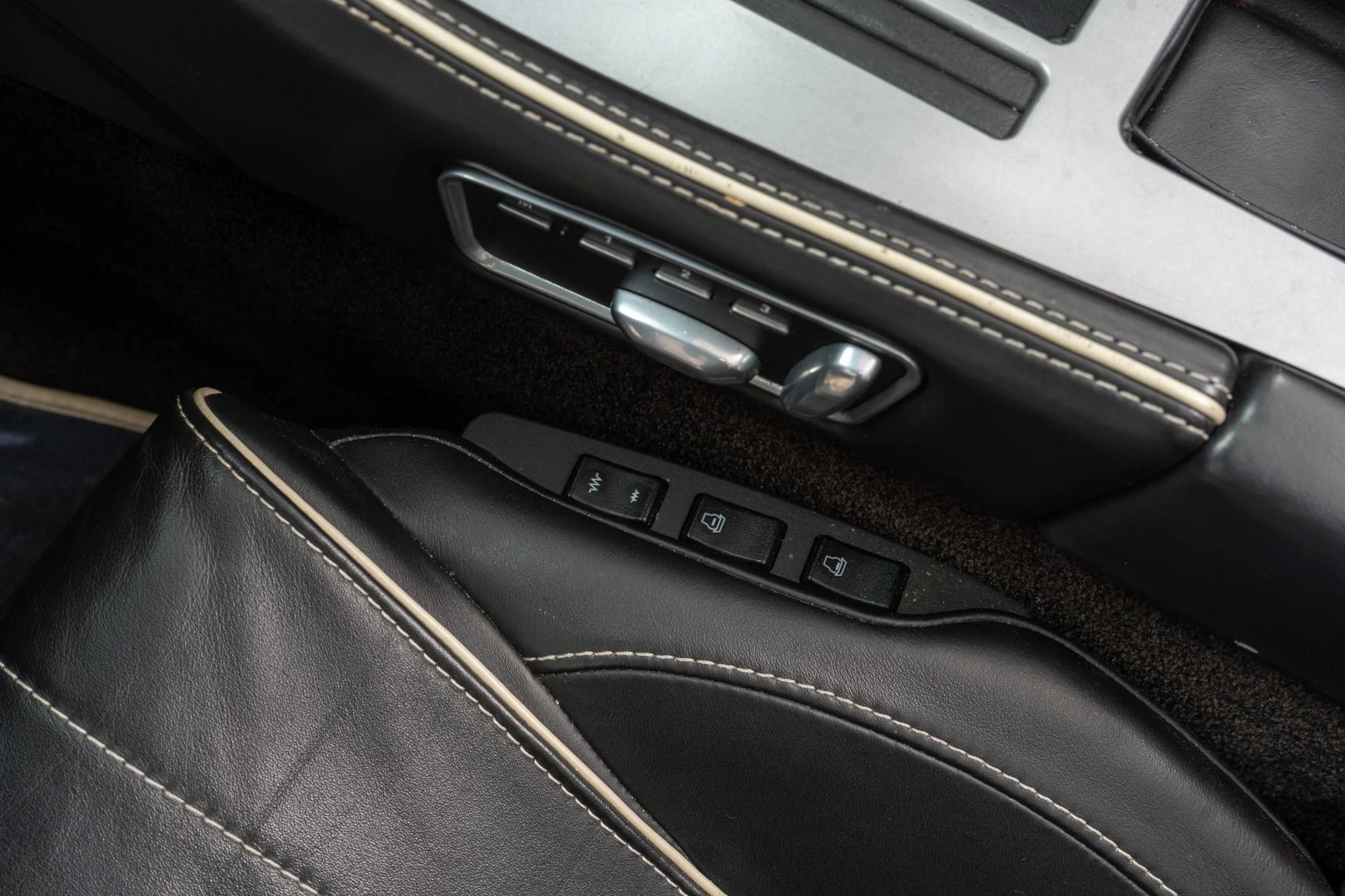 mph028_3732555246_Used_2014_Aston_Martin_DB_9_Volante_V12_20_Inch_Wheels_Carbon_Fiber_Trim_1756221007_c564476428