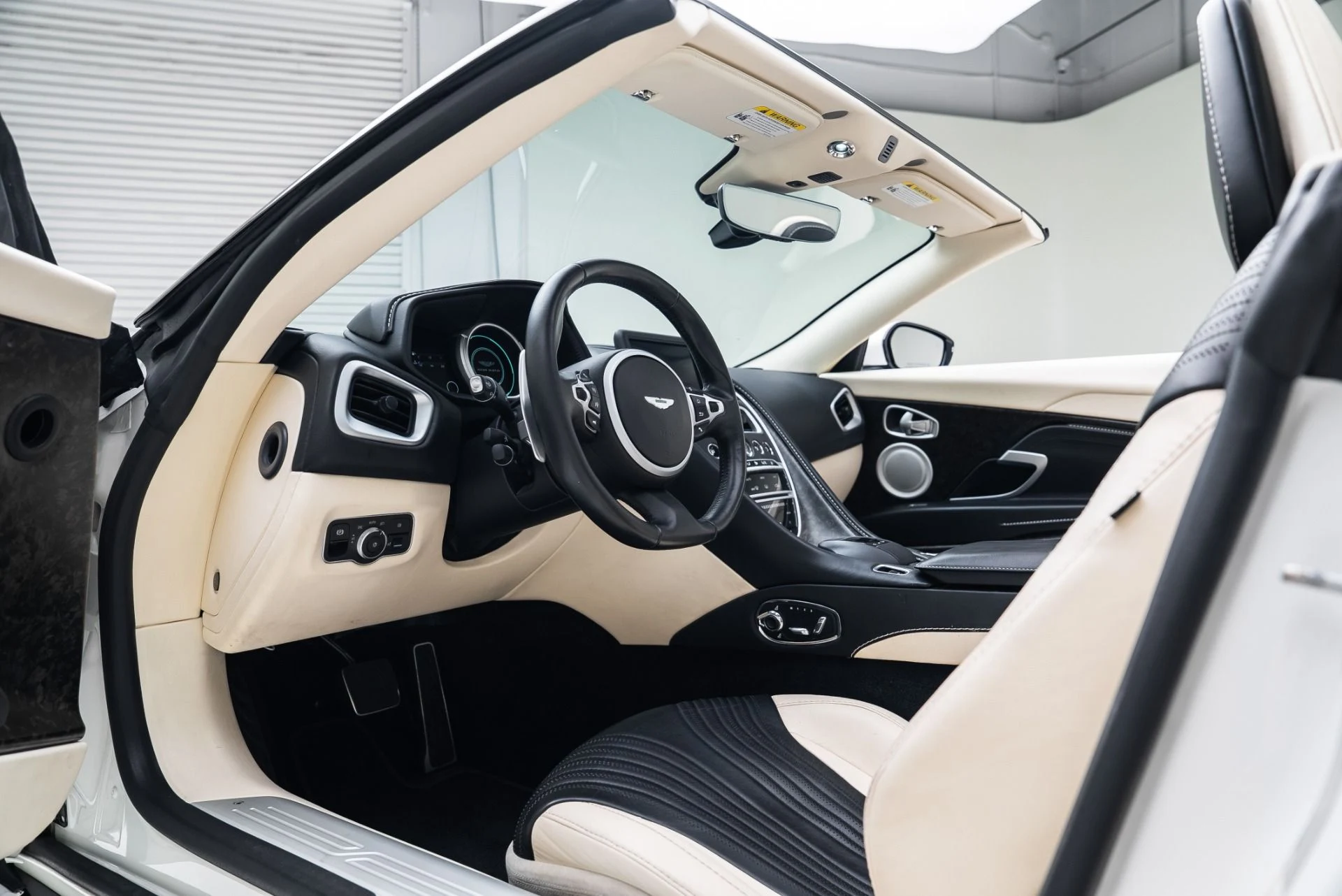 mph028_3749338099_Used_2020_Aston_Martin_DB_11_Volante_1764802988_9ac146319e