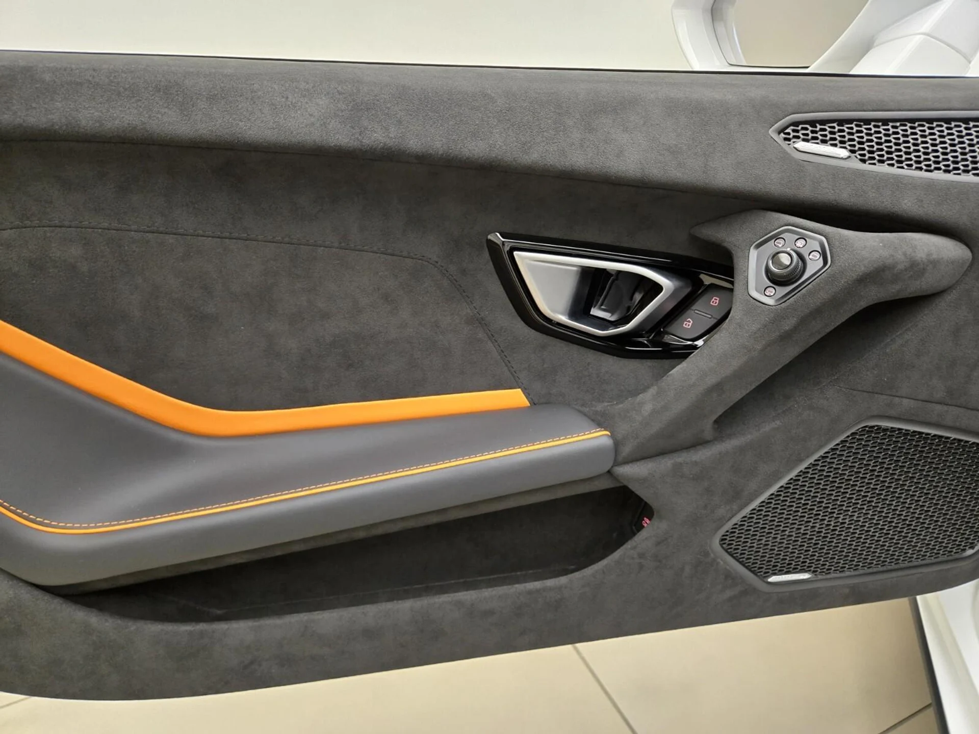 mph028_3773942826_Used_2023_Lamborghini_Huracan_Tecnica_1777355917_9dec8ba3a4