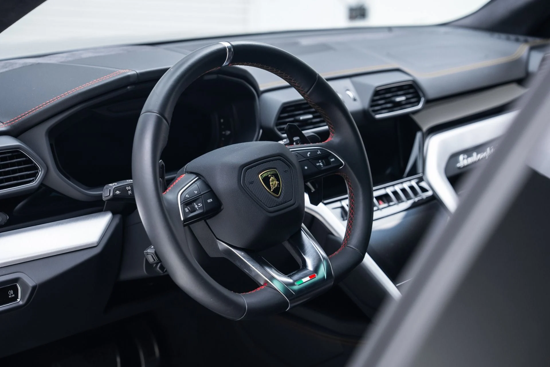 mph028_3787128937_Used_2021_Lamborghini_Urus_1764807748_4851024612