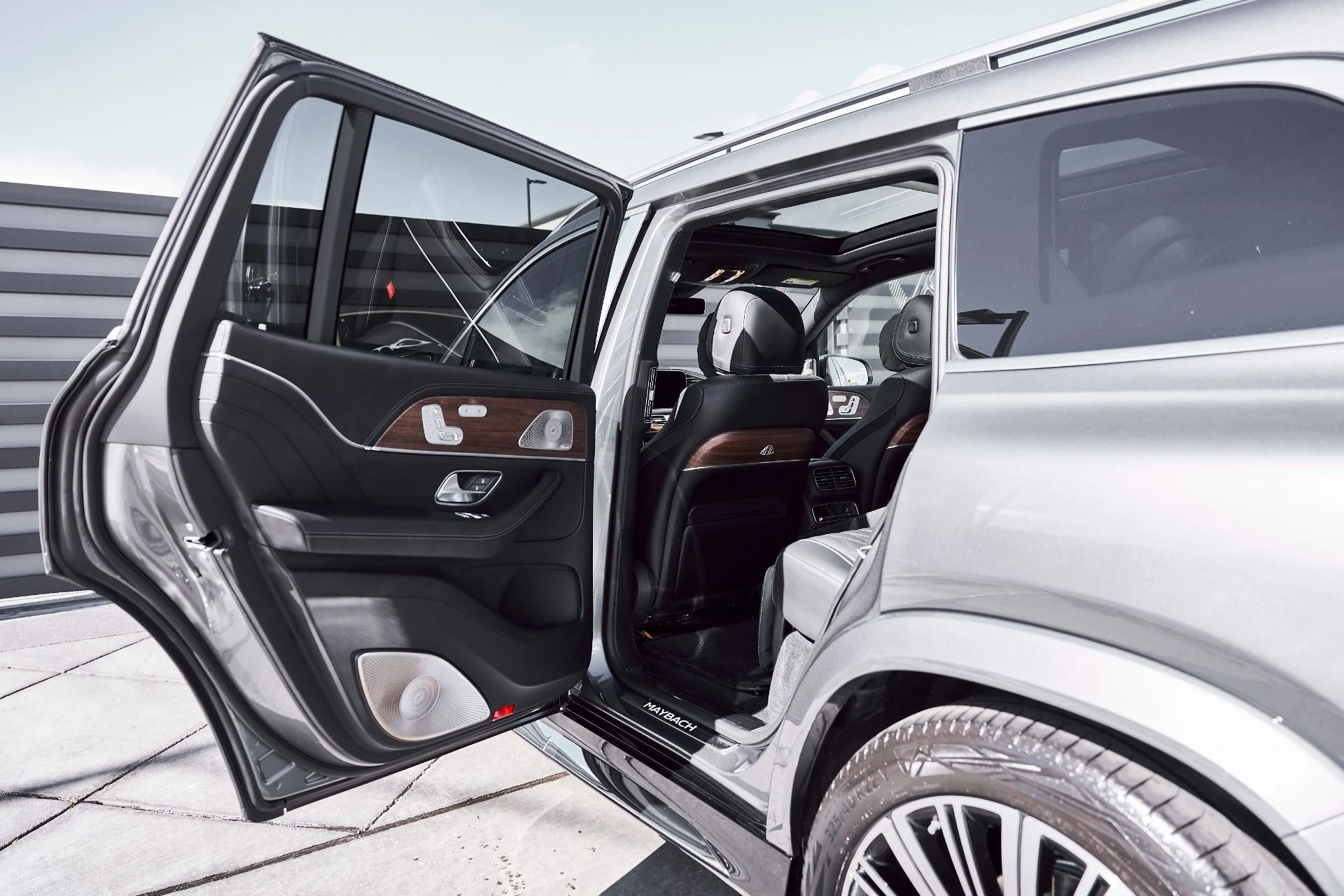 mph028_3792689688_Used_2025_Mercedes_Benz_GLS_Maybach_GLS_600_1771467903_cb76fe7e05