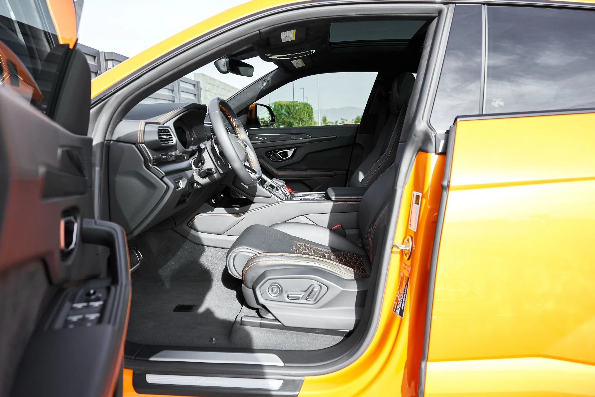 mph028_3817707320_Used_2022_Lamborghini_Urus_1766457380_acdfaf688a