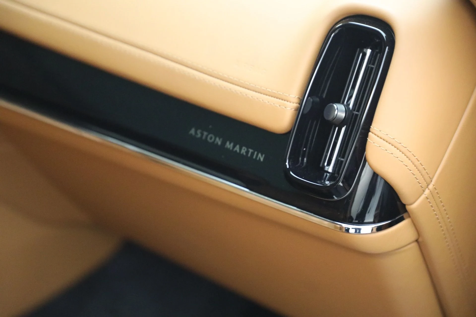 mph028_3818322684_Used_2026_Aston_Martin_DBX_707_1780937341_106c19655a