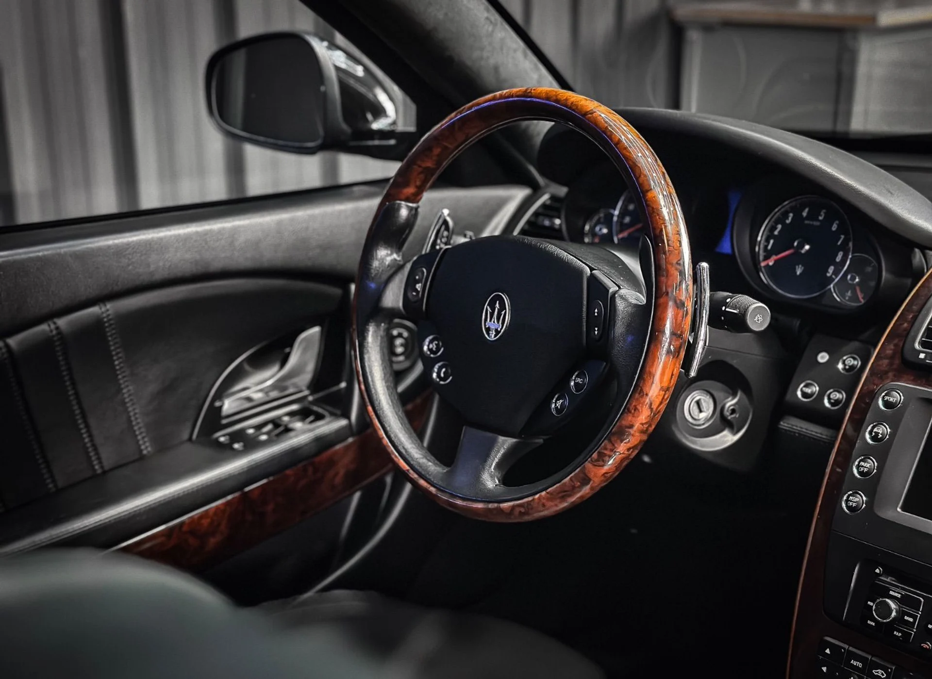 mph028_384017090_36879351_00600_2011_maserati_quattroporte_068_b986fe7250