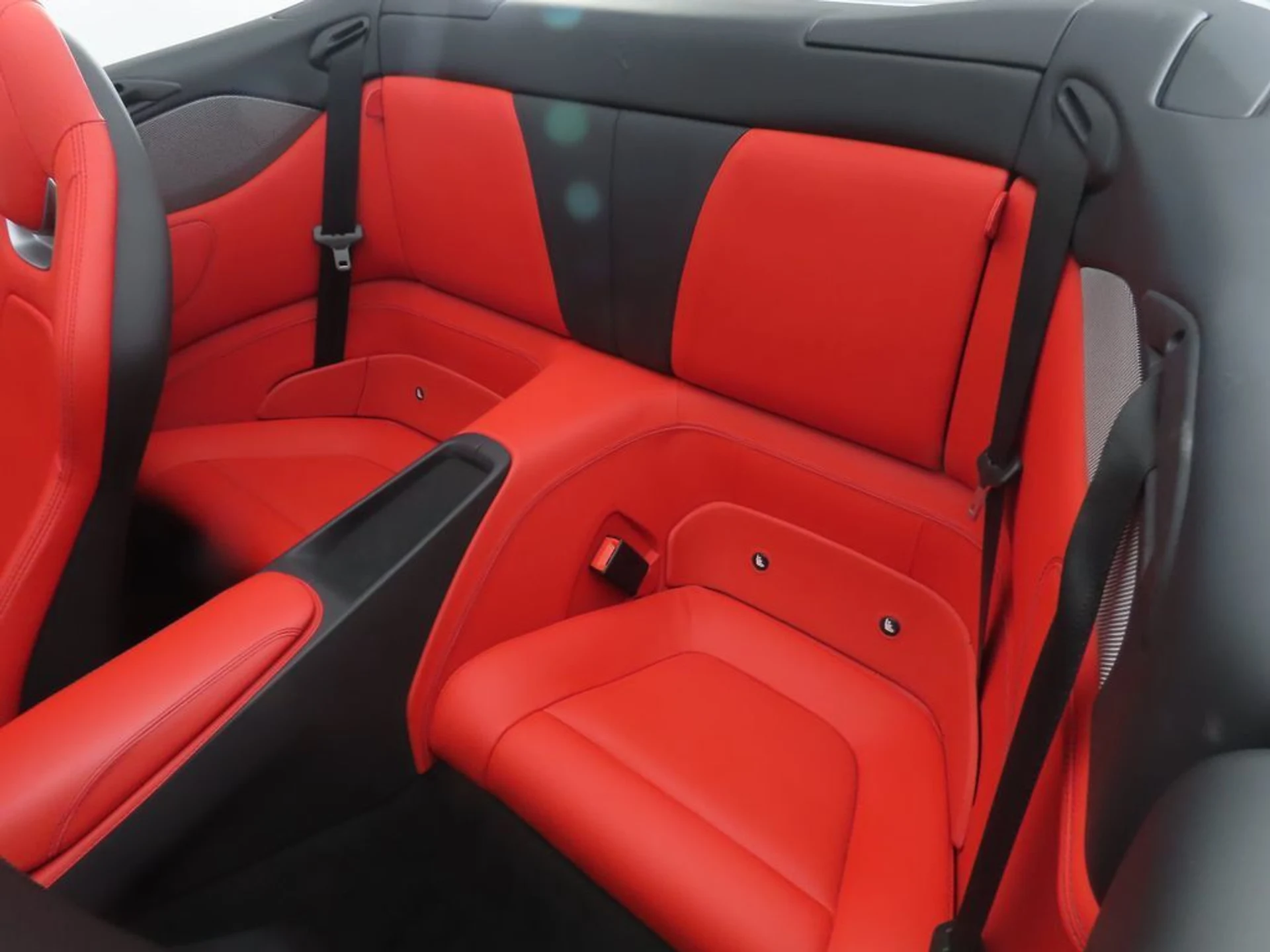 mph028_3859490776_used_2019_ferrari_portofino_base_8119_22954184_29_1024_3eb1c36c84