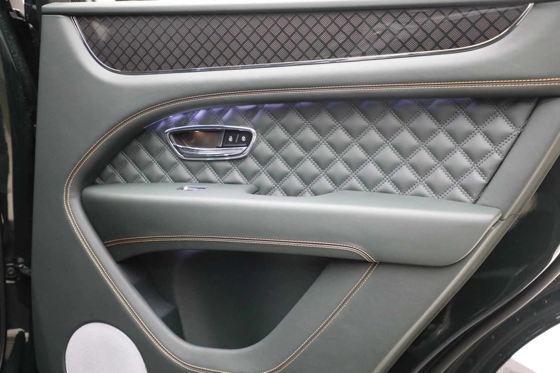 mph028_3860052099_New_2025_Bentley_Bentayga_S_Black_Edition_76c2ecefb2