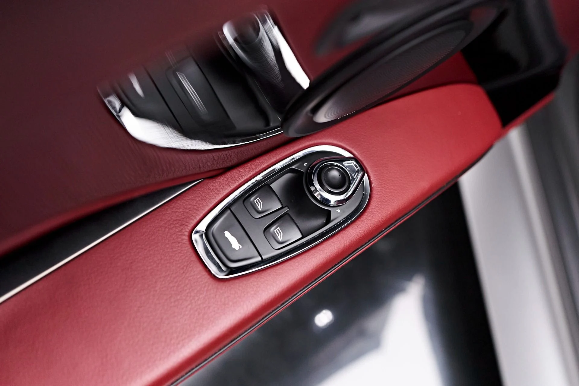 mph028_3878710882_Used_2021_Aston_Martin_DBS_Superleggera_1720056677_be16c70fc6