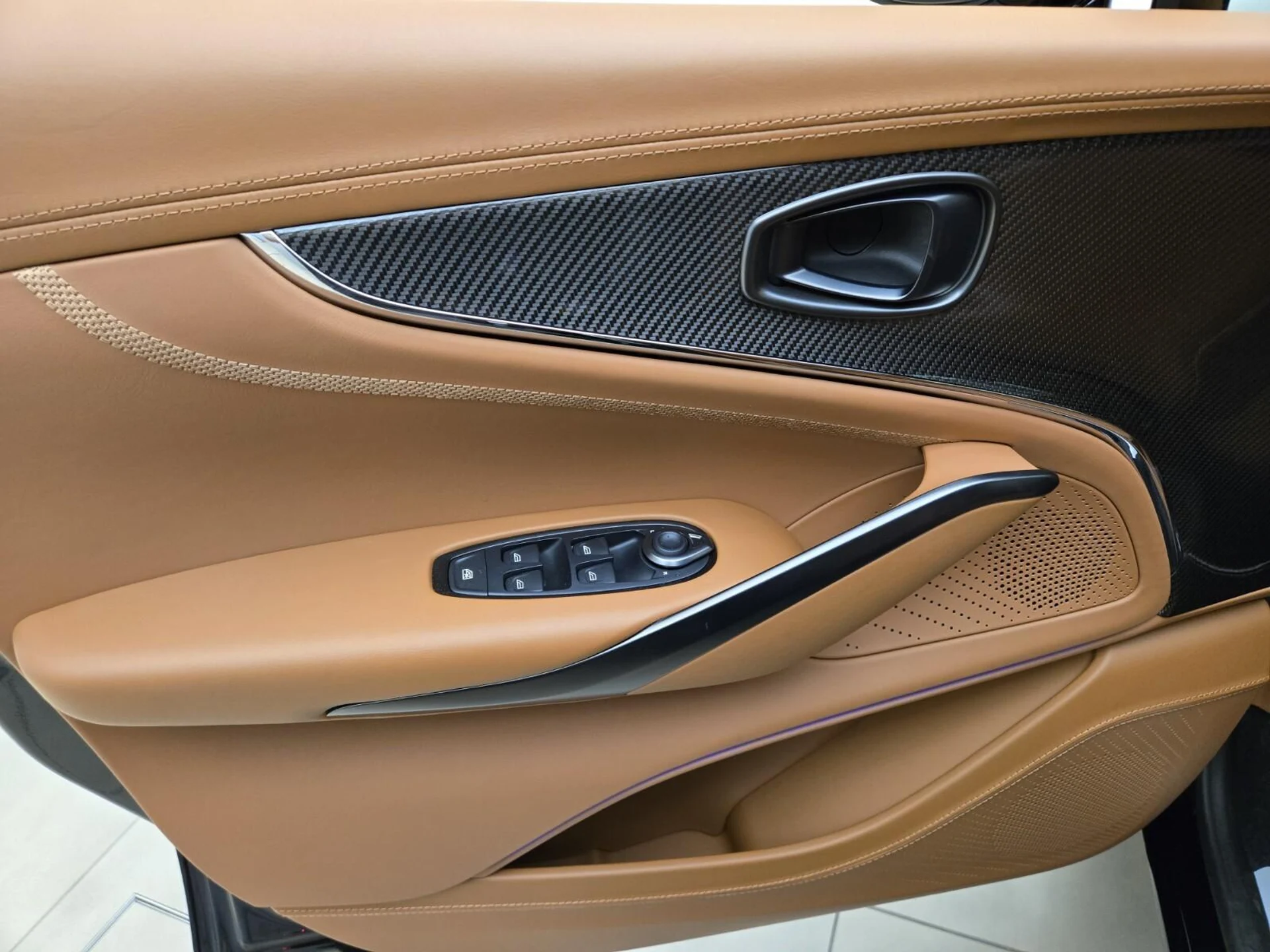 mph028_3905834143_New_2026_Aston_Martin_DBX_707_1761716908_c5c3f804c0