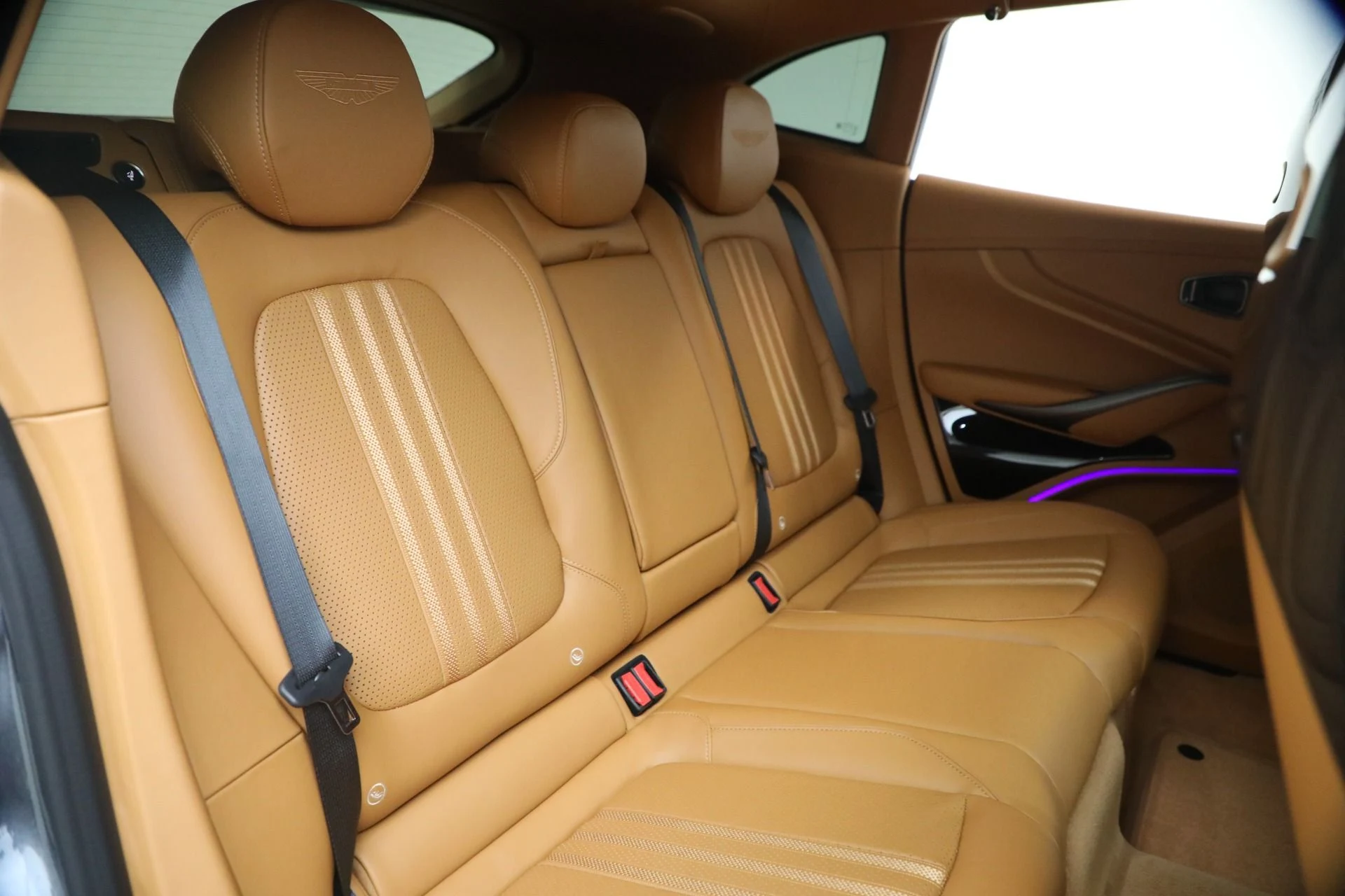 mph028_3919786696_New_2026_Aston_Martin_DBX_707_1770419667_5c95842b0d