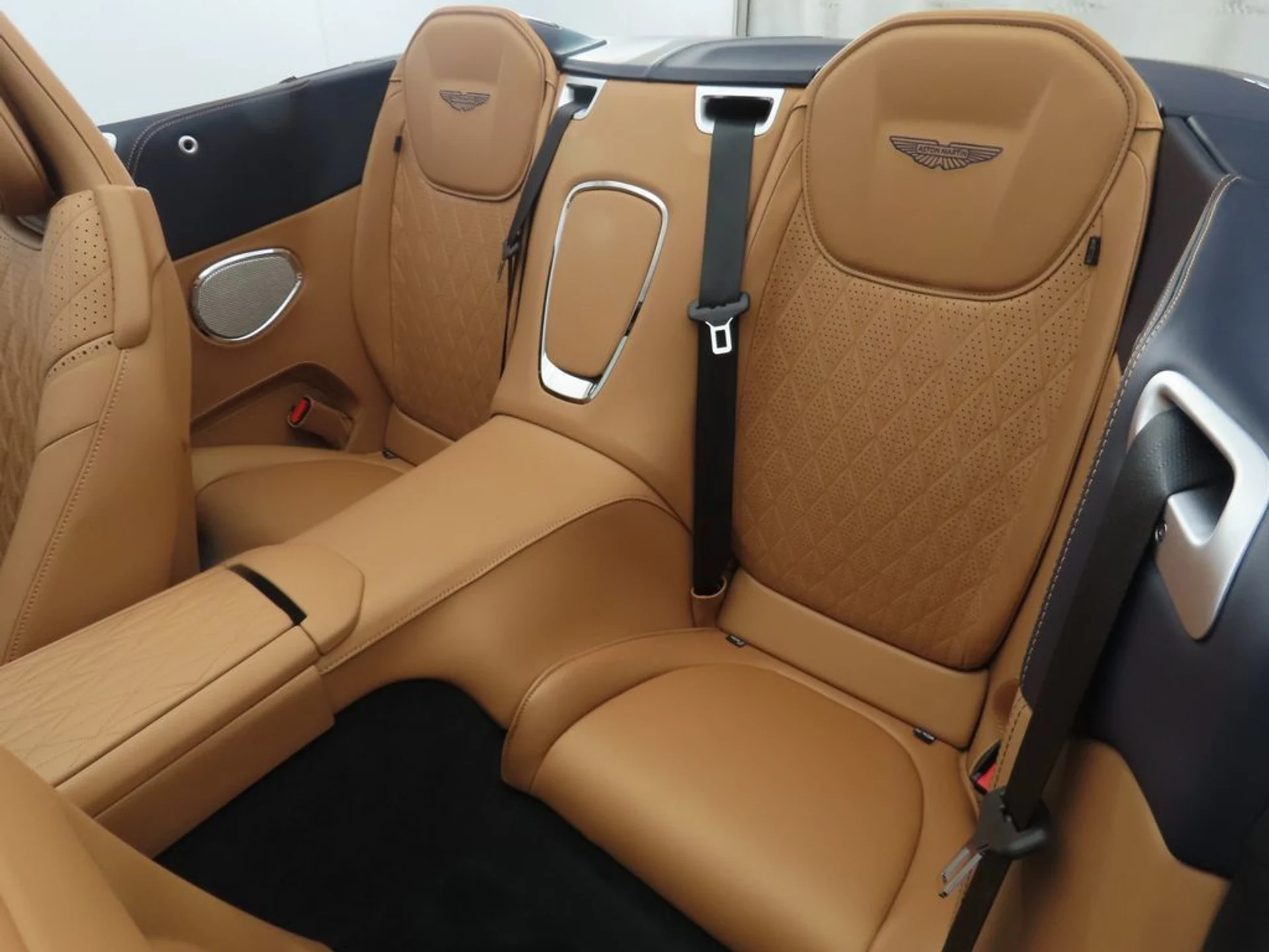 mph028_3928143773_used_2026_aston_martin_db12_volante_8119_23037586_29_1024_9cba824df9