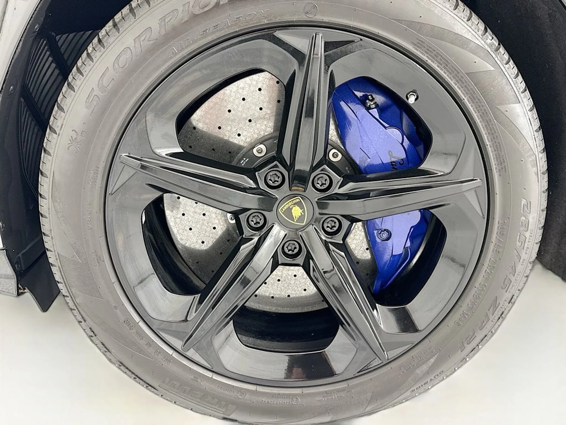 mph028_3942806370_used_2019_lamborghini_urus_awd_8119_23021211_29_1024_2ac4353381