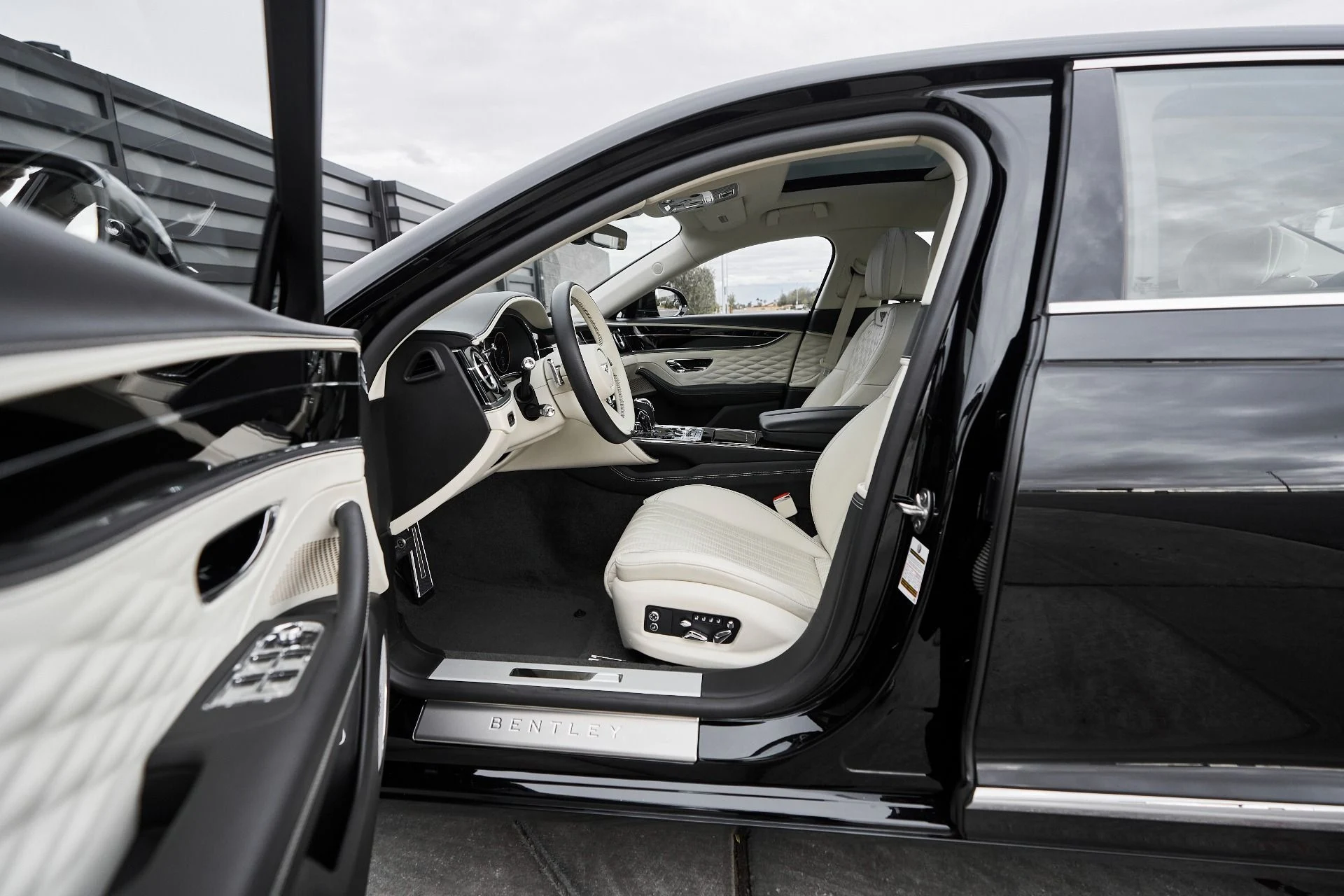 mph028_3945969023_Used_2022_Bentley_Flying_Spur_V8_1763502801_42548382d0