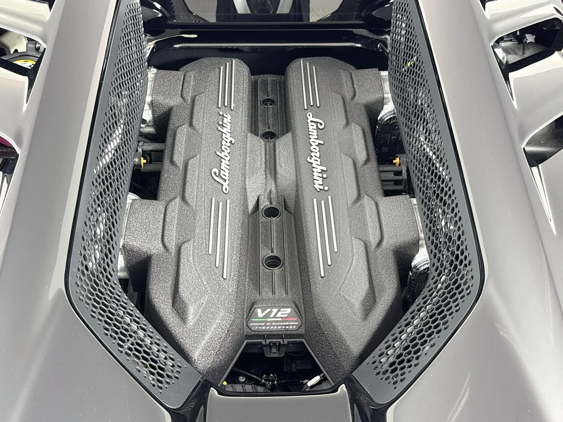 mph028_3964610391_Used_2024_Lamborghini_Revuelto_1787336711_89f95b034a
