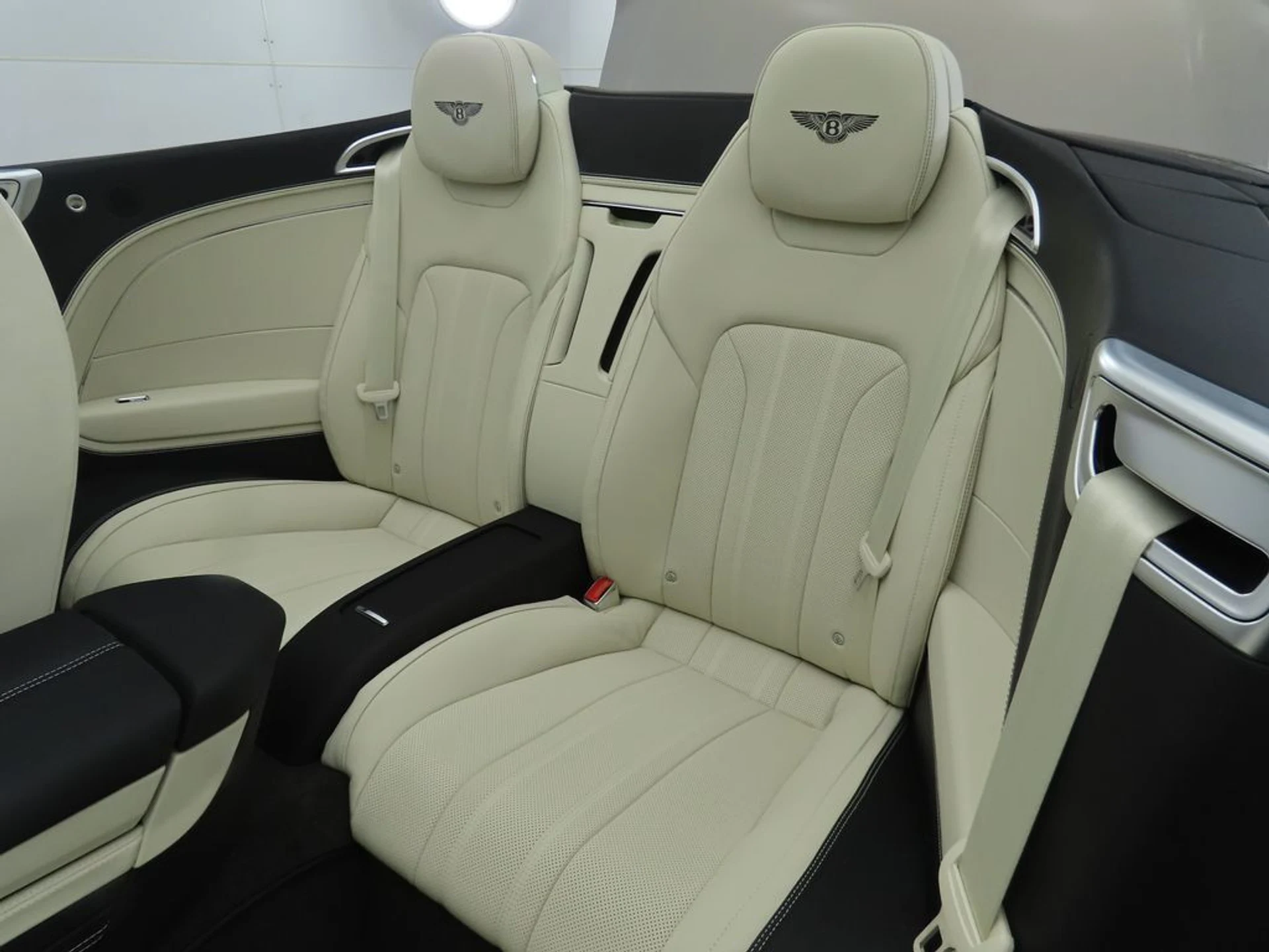 mph028_3988930822_new_2025_bentley_continental_gtblackeditionconvertible_8119_22910189_29_1024_e80ff73aed