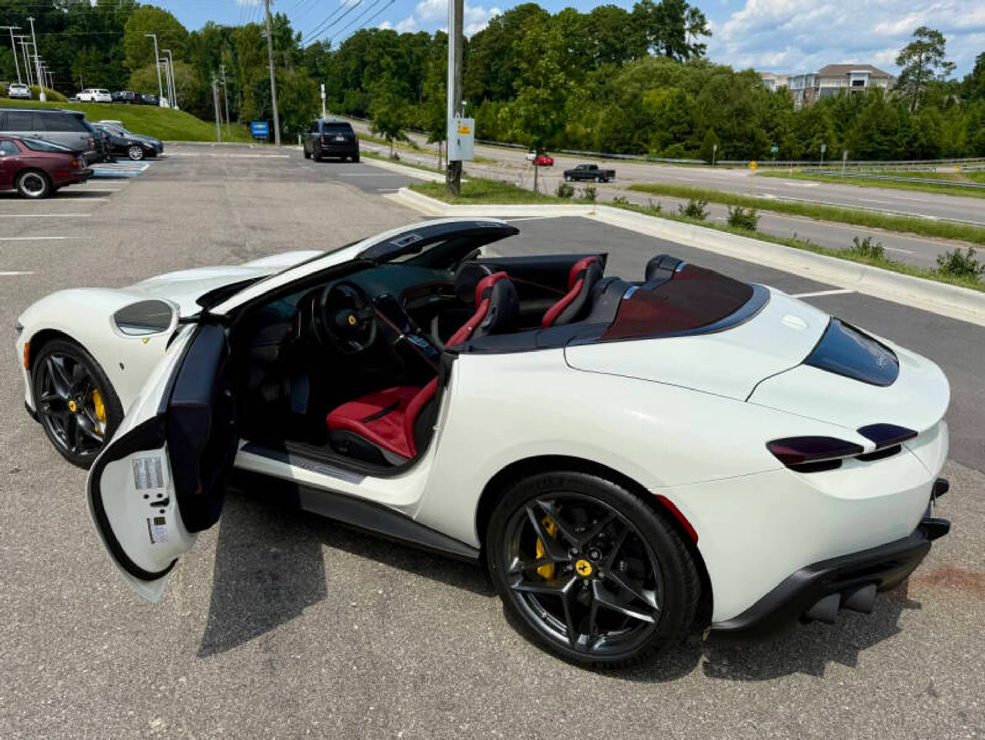 mph028_4008297280_2025_ferrari_roma_spider_base_2dr_convertible_d6c6578ae5