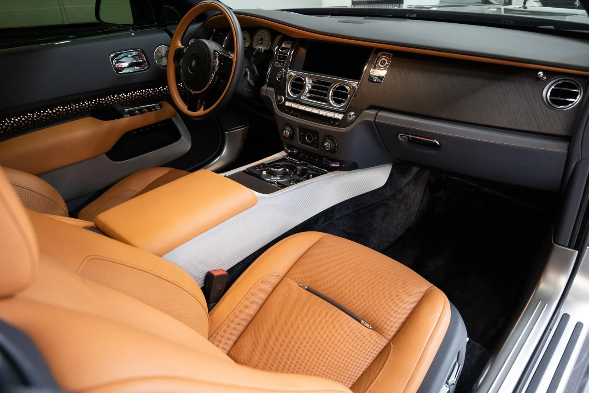 mph028_4048668801_Used_2018_Rolls_Royce_Wraith_Luminary_Collection_1708563018_bcc9543cda